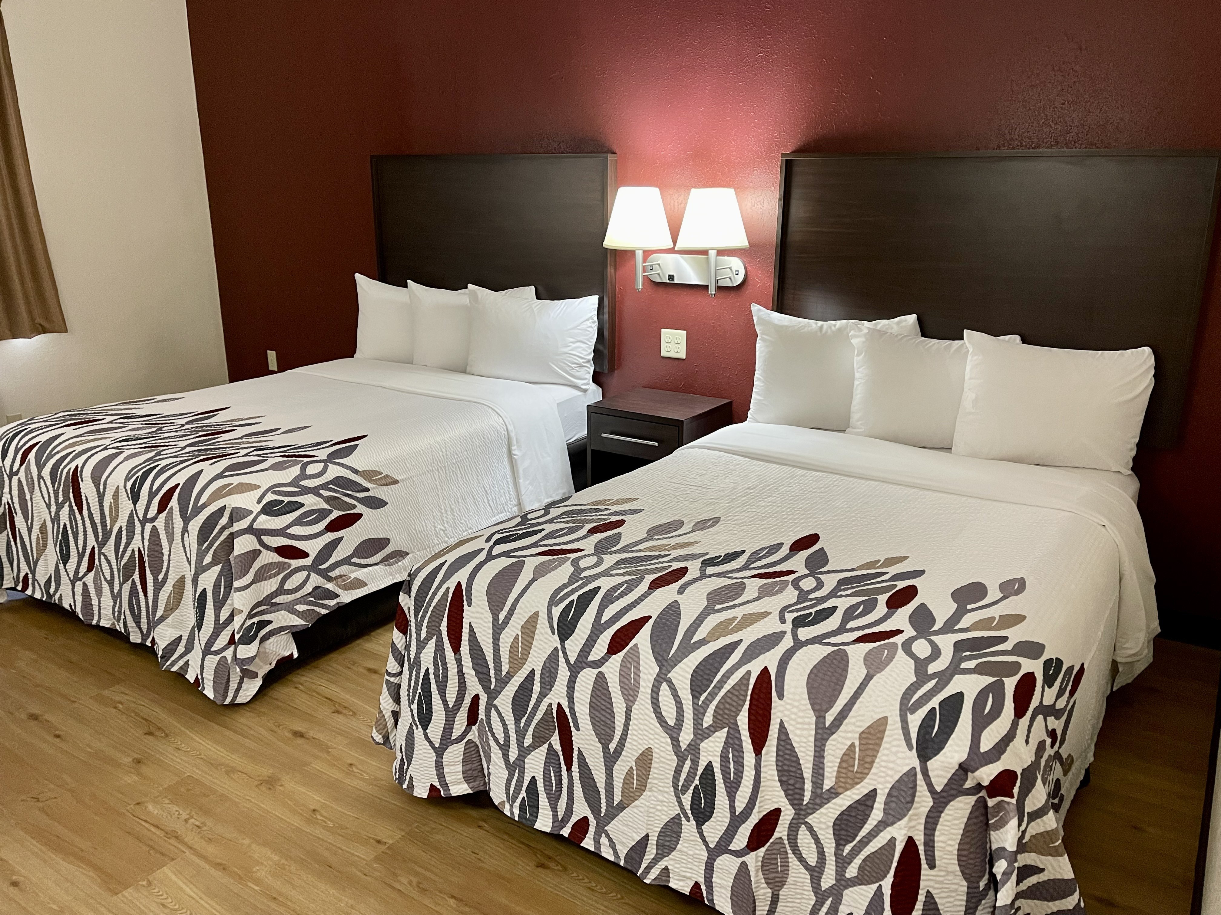 RED ROOF SANDUSKY  MILAN-guestroom-Full Beds.jpg