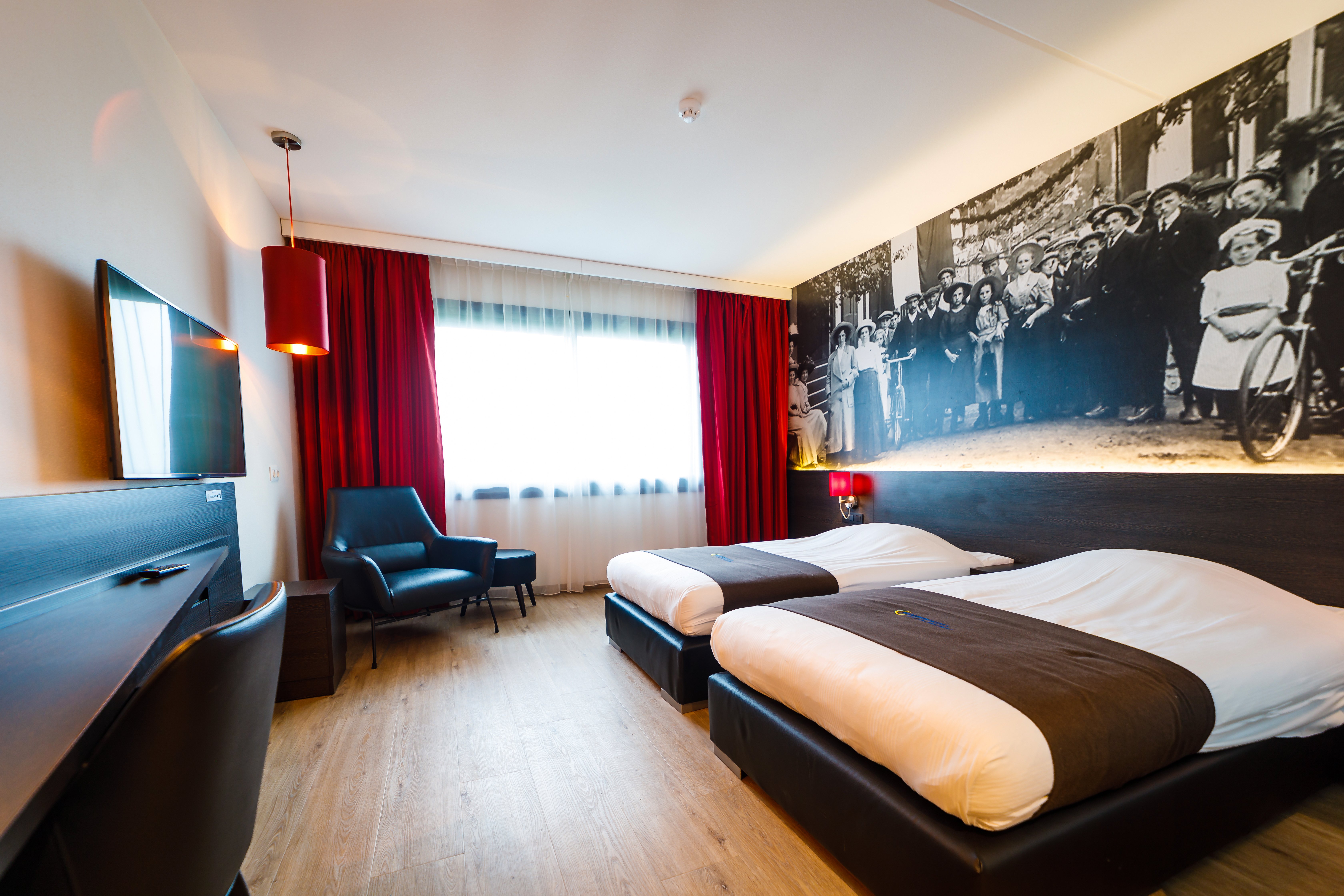 BASTION EINDHOVEN WAALRE-guestroom-Deluxe Room.jpg