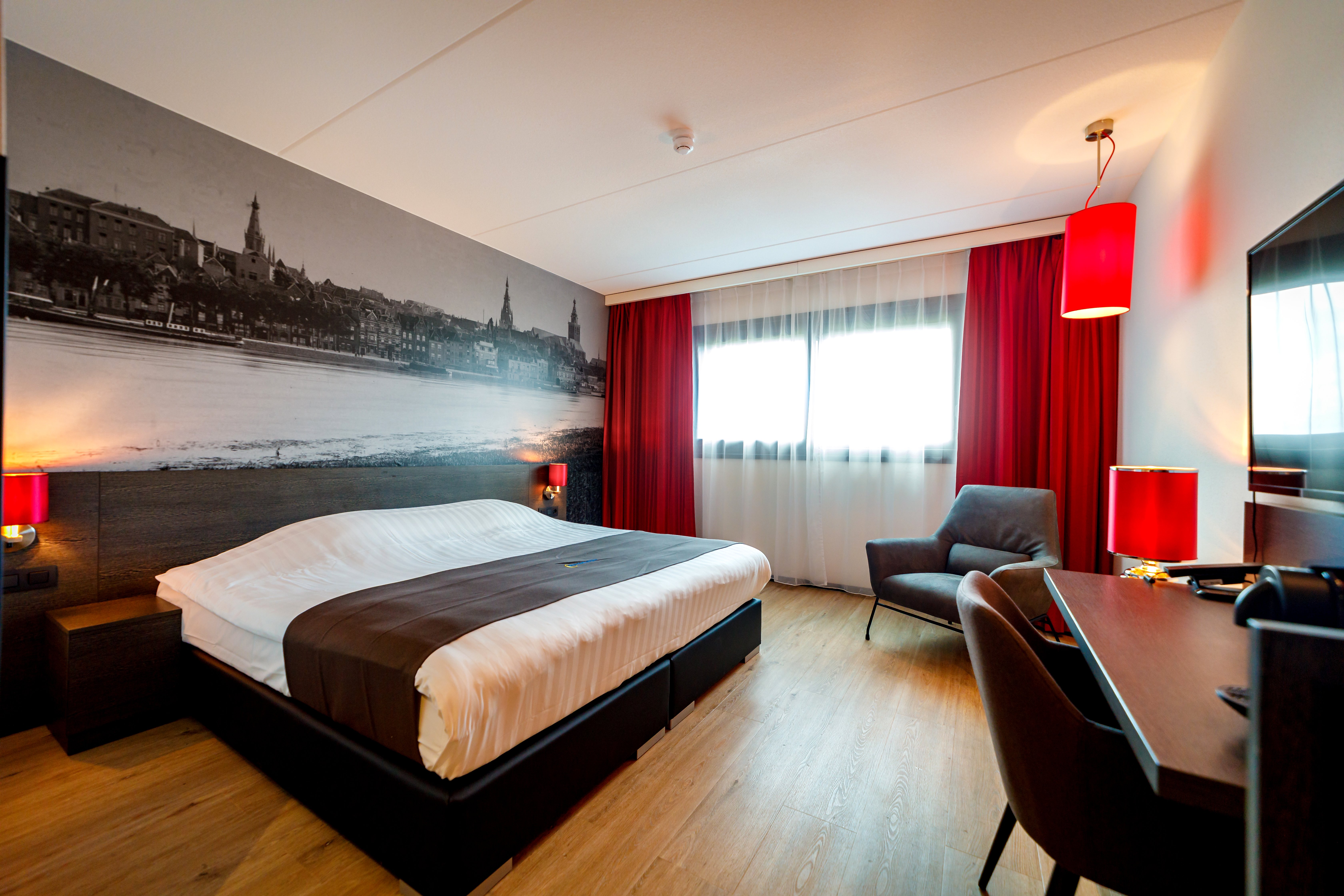 Bastion Nijmegen-guestroom-Deluxe King Room.jpg