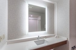  - Holiday Inn Express & Suites Loves Park - I-39 & I-90, Exit 12