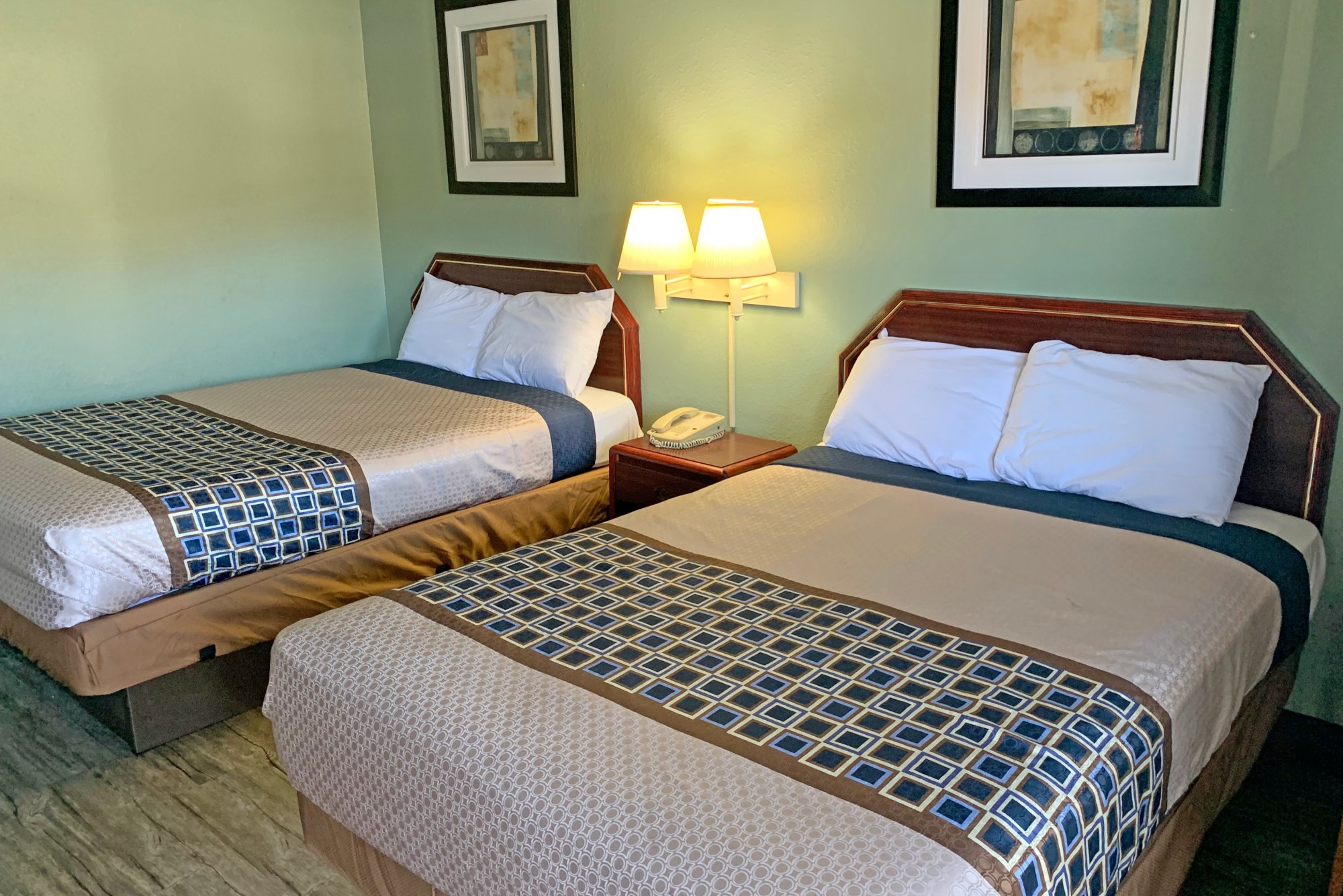 SCOTTISH INNS AND SUITES-guestroom-STNDA Doubles.jpg
