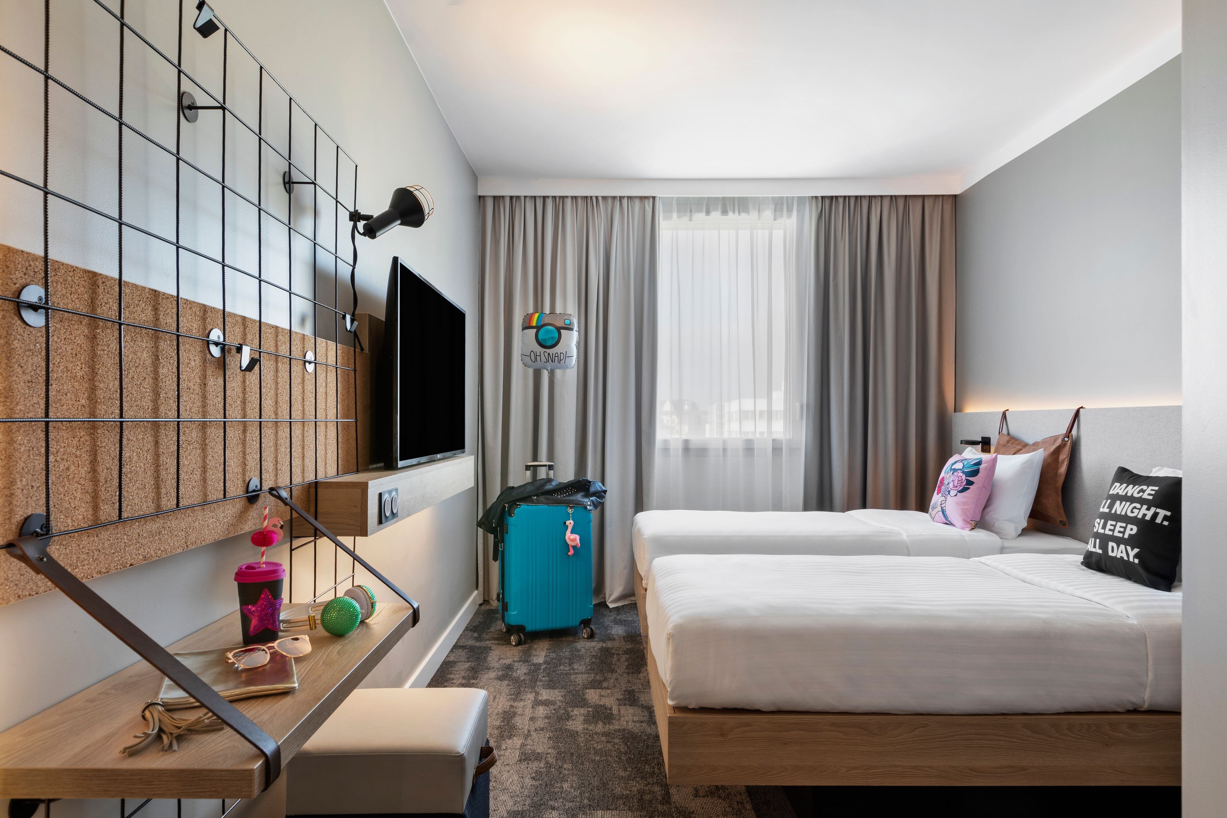 Moxy Amiens-guestroom-Moxy Twin Room.jpg