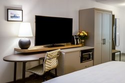  - Holiday Inn Airport Holtsville - I-495, Exit 63