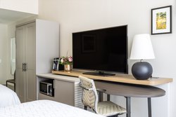  - Holiday Inn Airport Holtsville - I-495, Exit 63