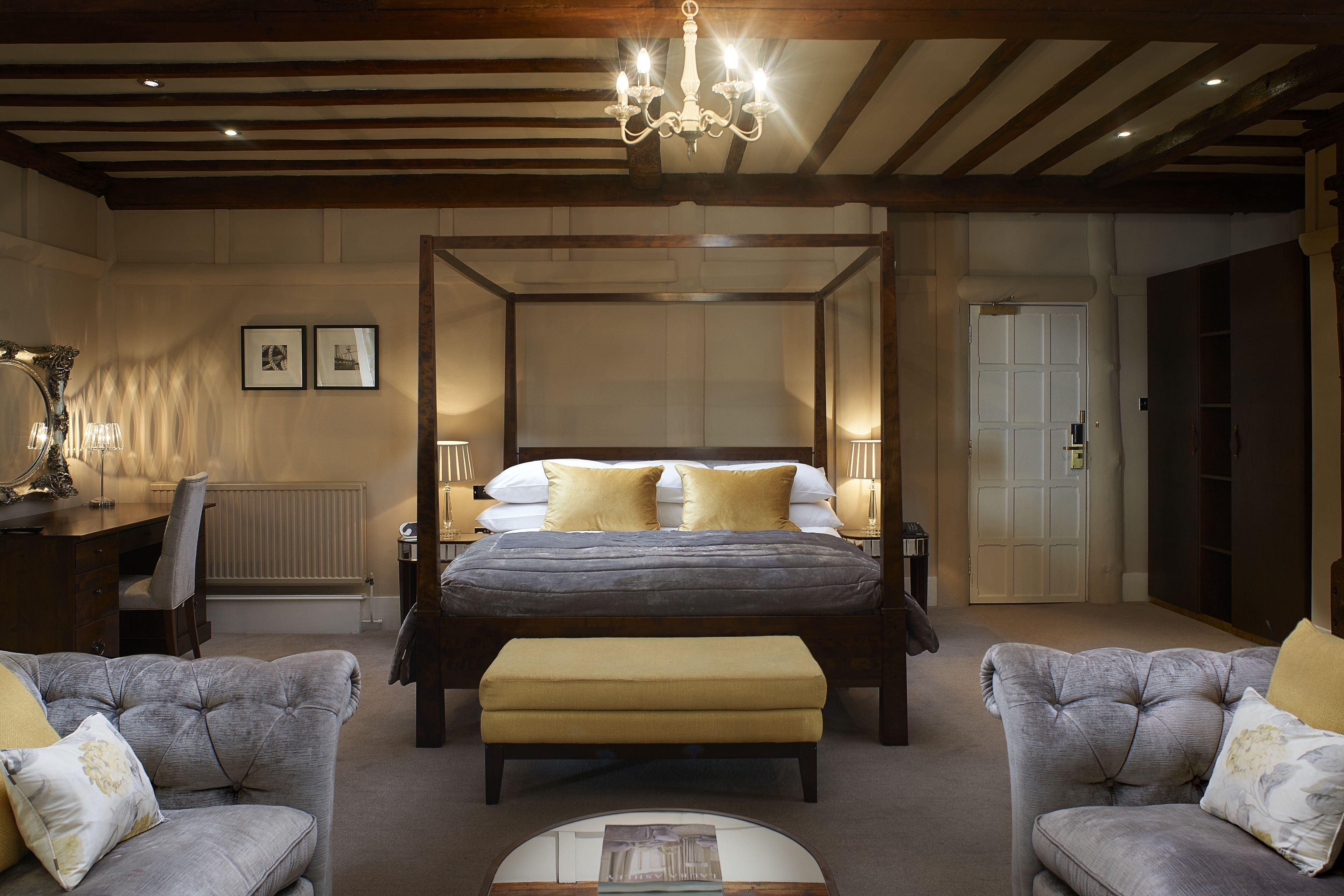 THE MANOR ELSTREE-guestroom-Premier Suite.jpg
