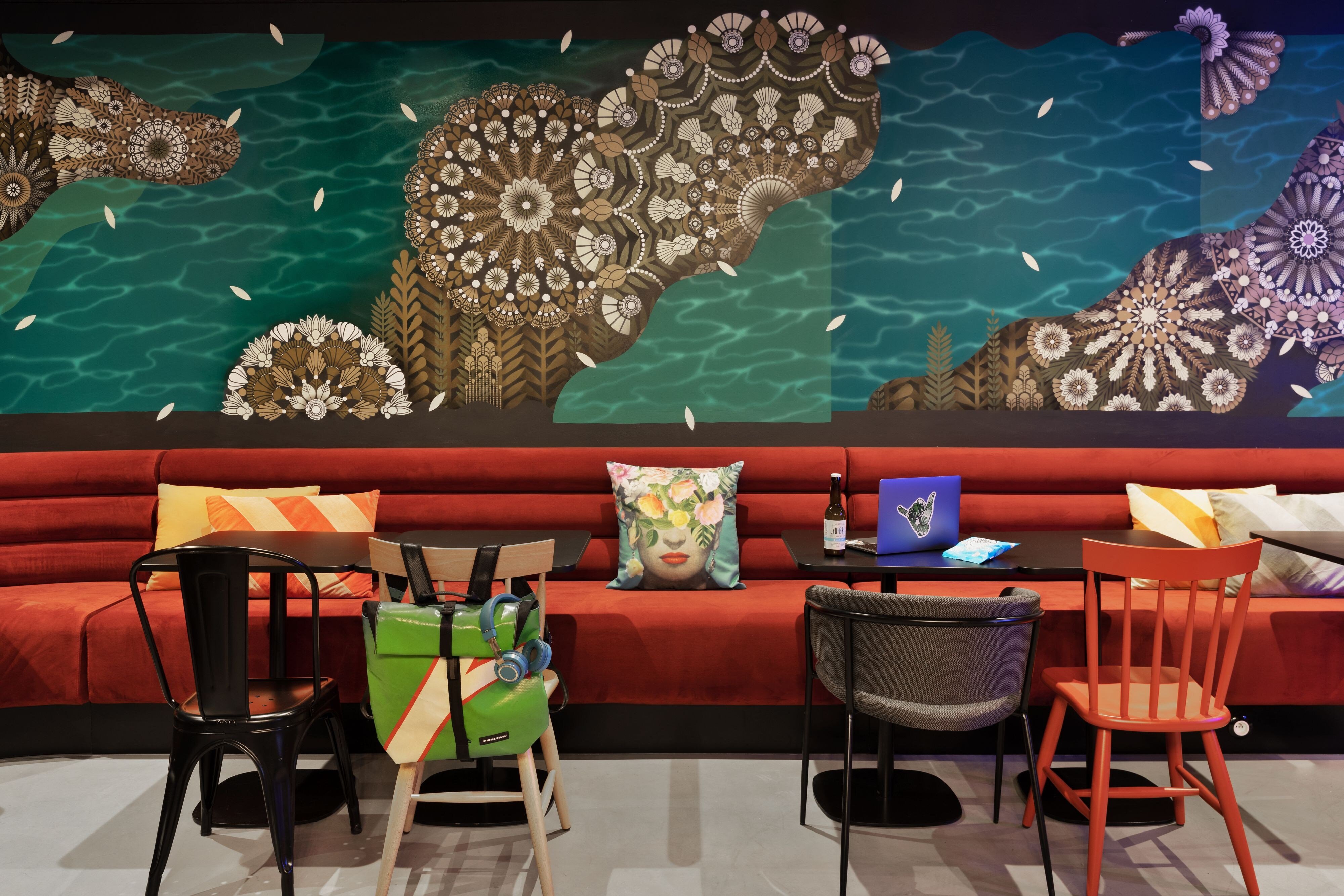 Moxy Amiens-guestroom-Sitting Area.jpg