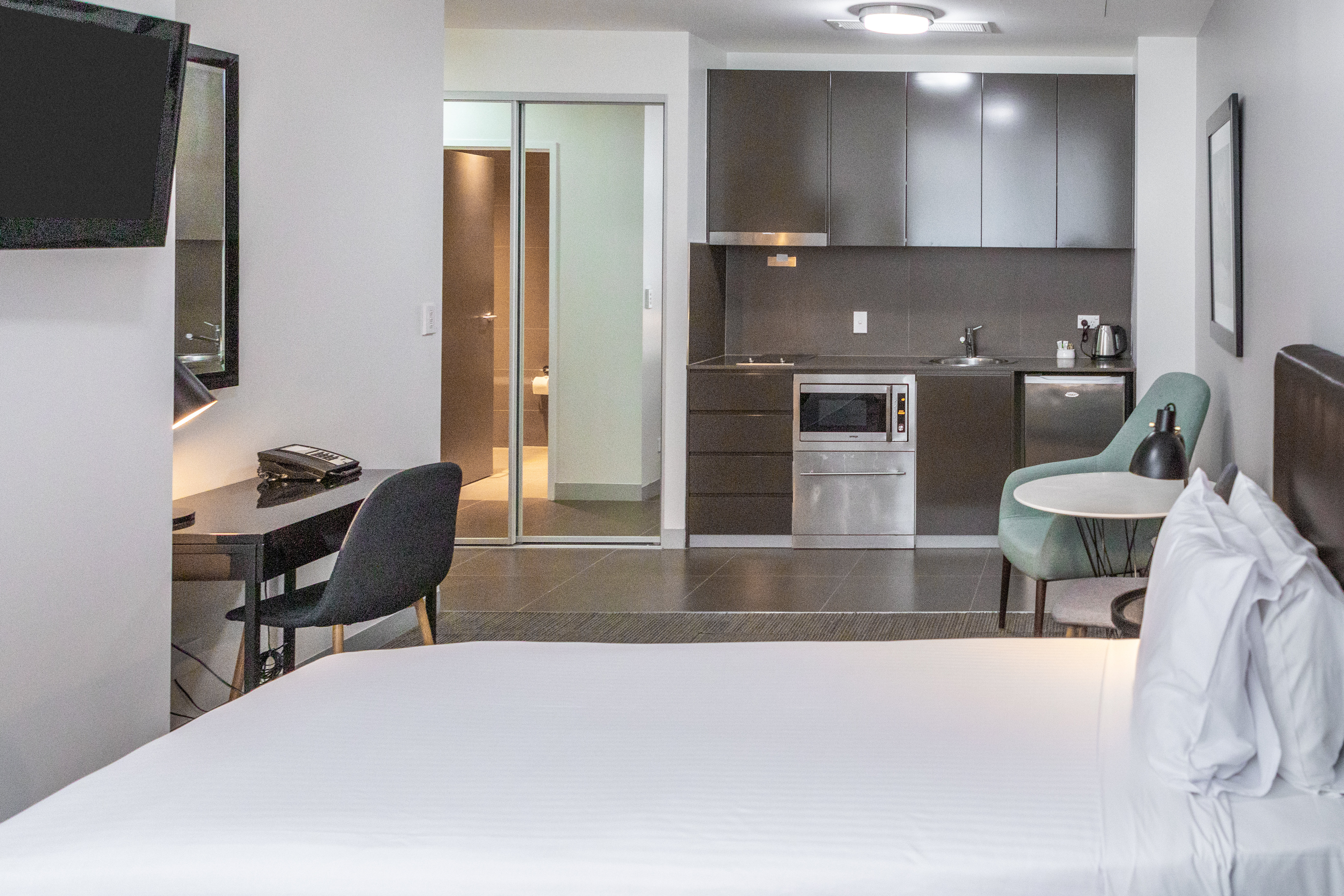 HOLIDAY INN SUITES BONDI JUNCTION B-guestroom-Guest Room.jpg