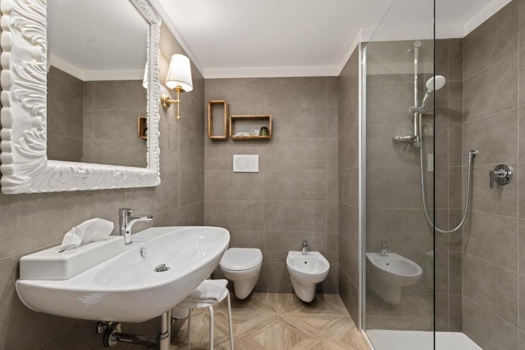 HOTEL LEON D ORO ROVERETO-guestroom-Shower Area.jpg