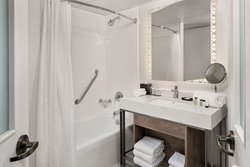  - Sheraton Hotel Downtown Duluth - I-35, Exit 256B