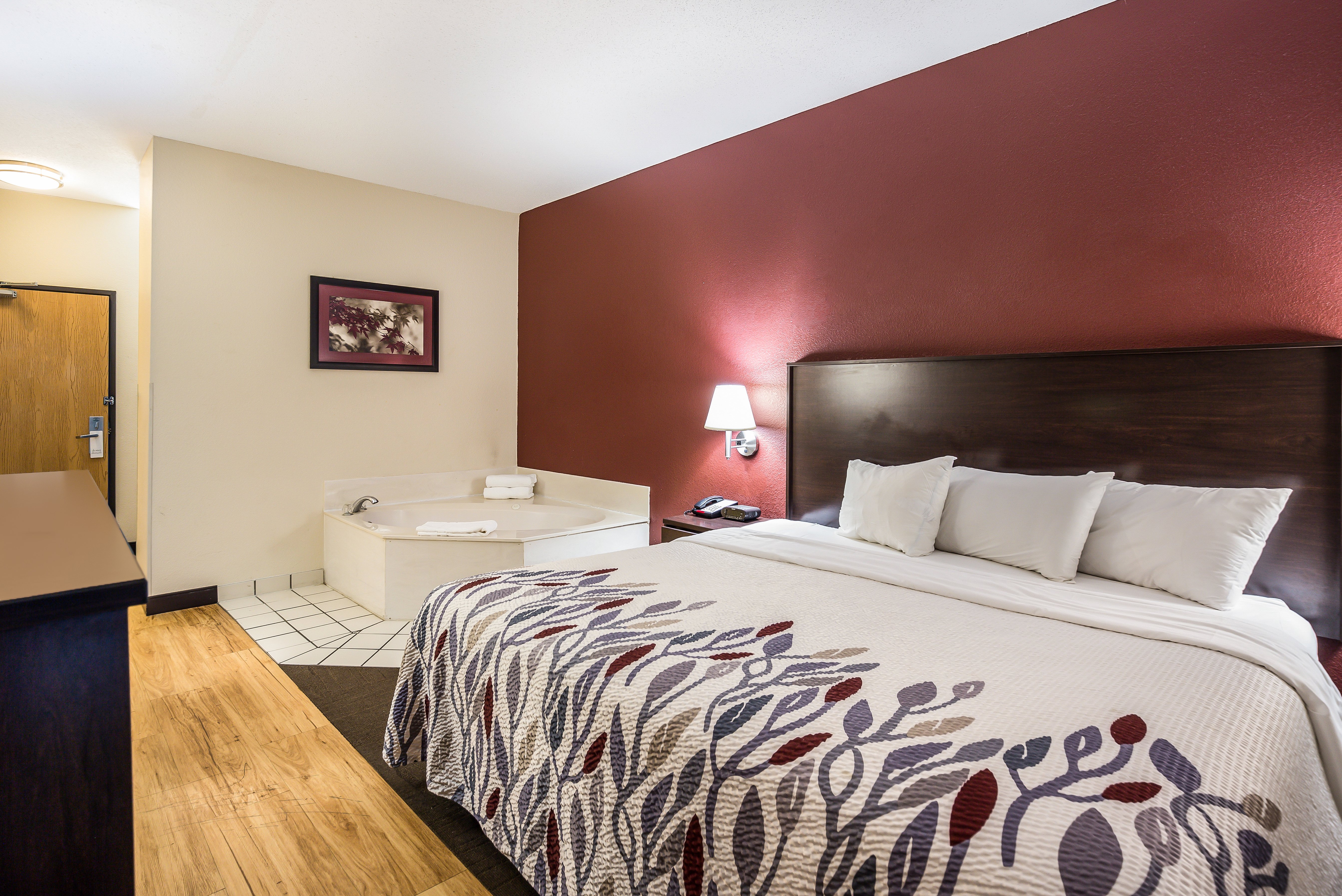 RED ROOF ST LOUIS-TROY IL-guestroom-Suite Deluxe King Jacuzzi.jpg