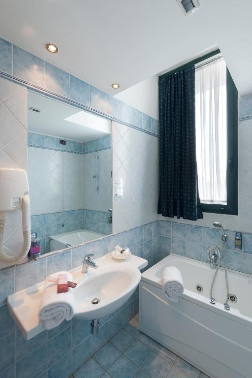 HOTEL LE SORGENTI-guestroom-Bathroom.jpg