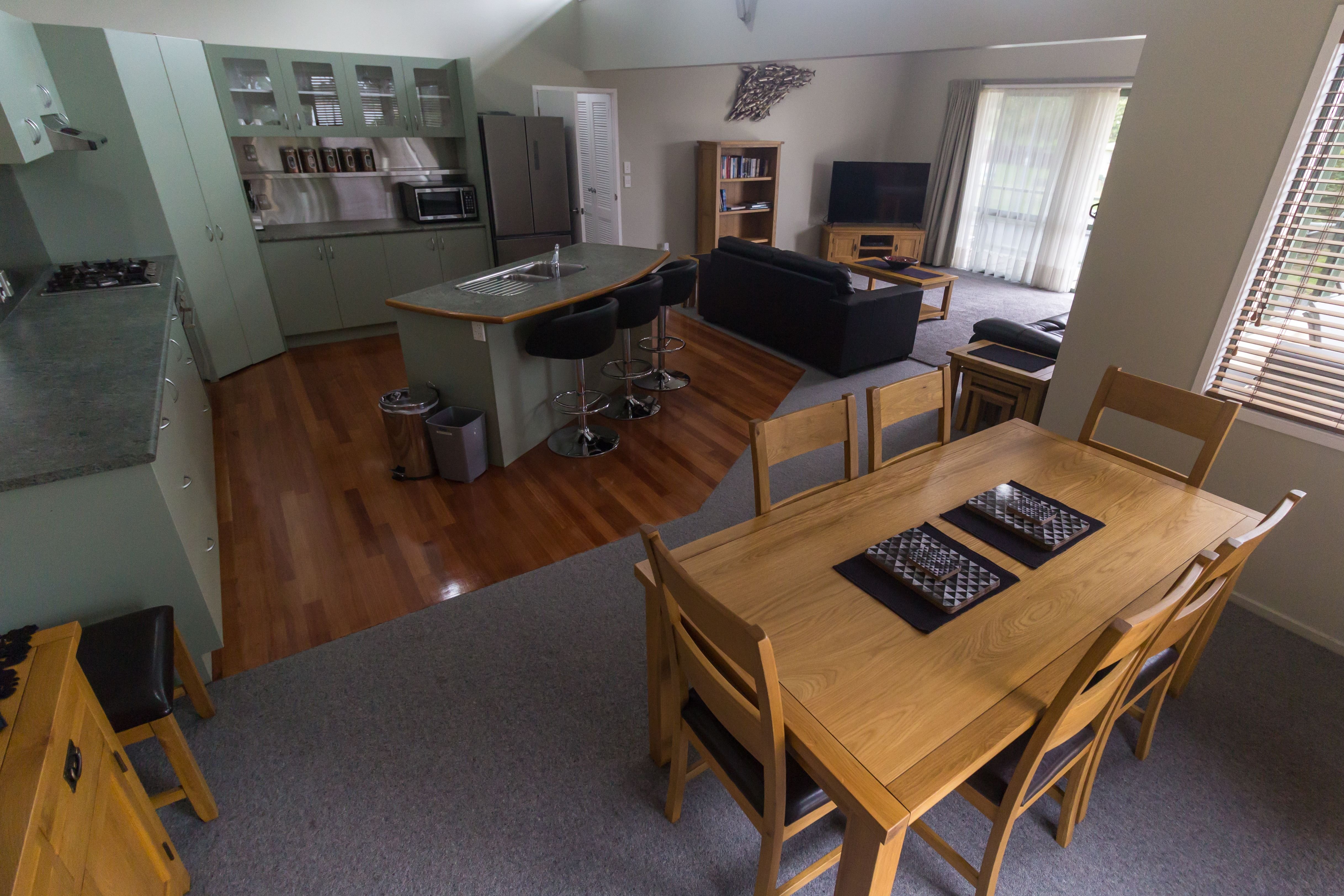 BAY OF ISLANDS GATEWAY MOTEL AND AP-guestroom-Executive Suite.jpg