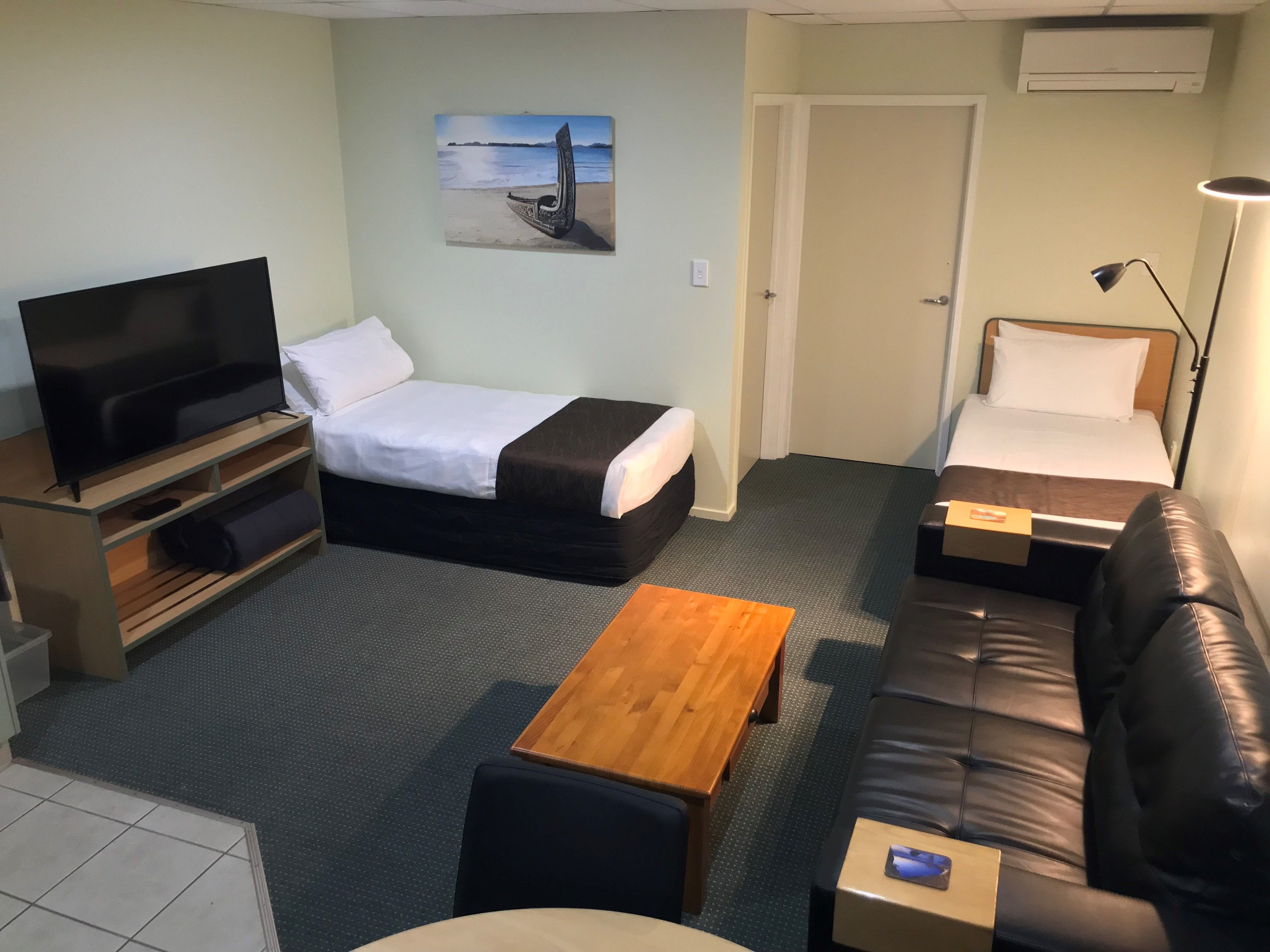 BAY OF ISLANDS GATEWAY MOTEL AND AP-guestroom-1 Bedroom downstairs.jpg
