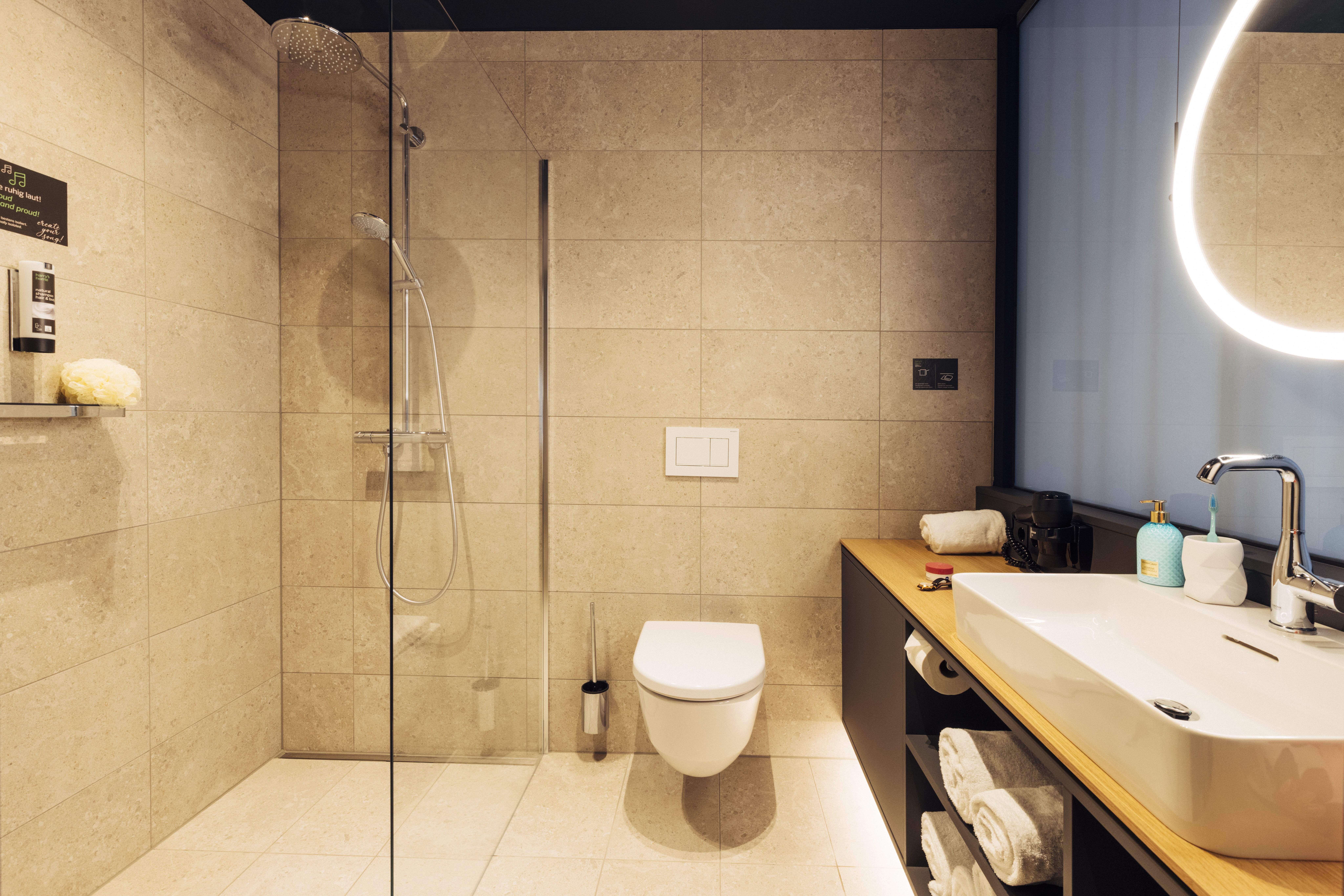 Harrys Home Bischofshofen-guestroom-Bathroom.jpg