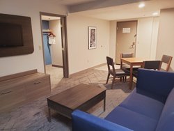  - Holiday Inn Express & Suites Donegal - I-70 & I-76, Exit 91