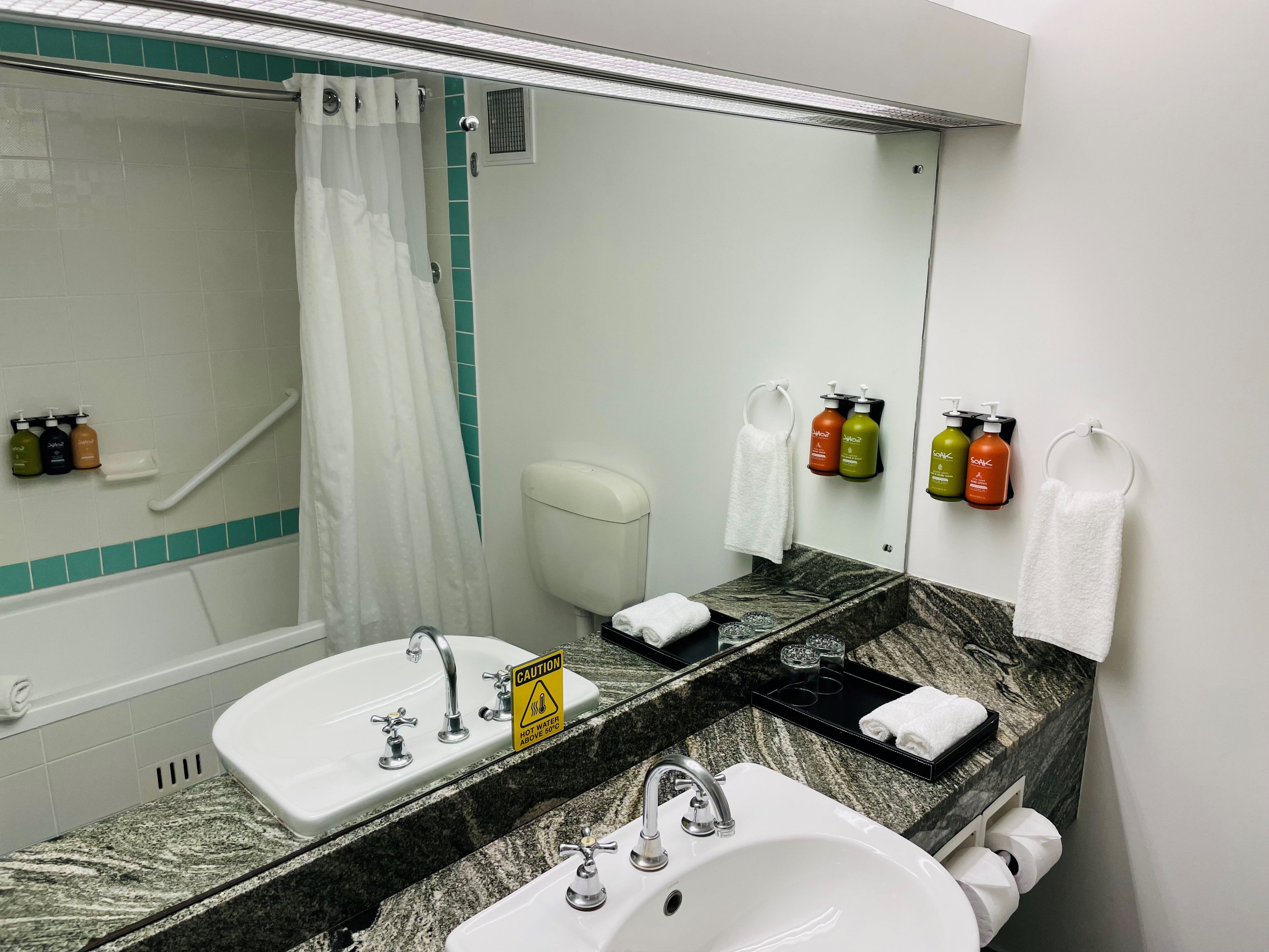 HOLIDAY INN PARRAMATTA-guestroom-Guest Bathroom.jpg
