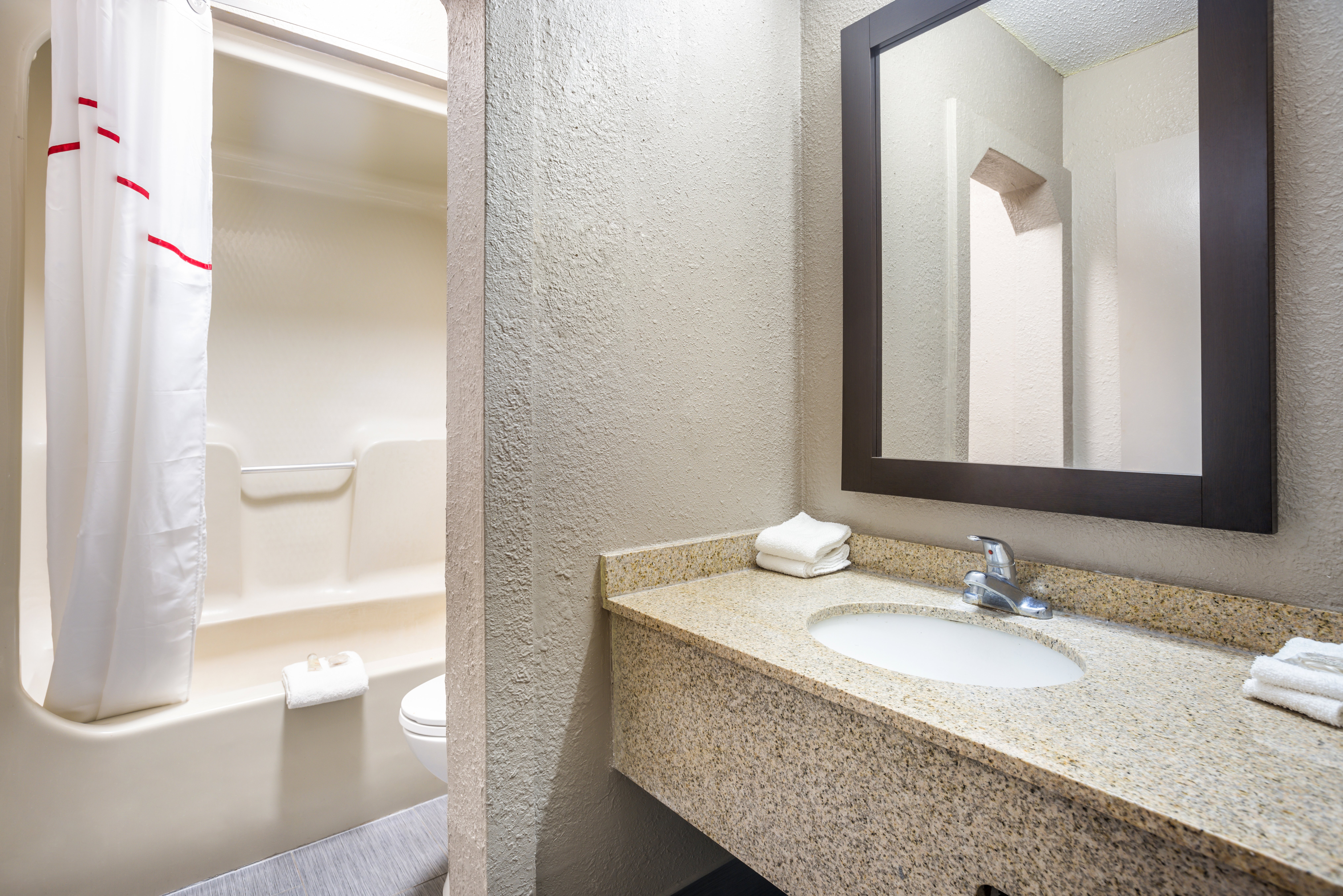 RED ROOF DETROIT-FARMINGTING HILLS-guestroom-Vanity Bath.jpg