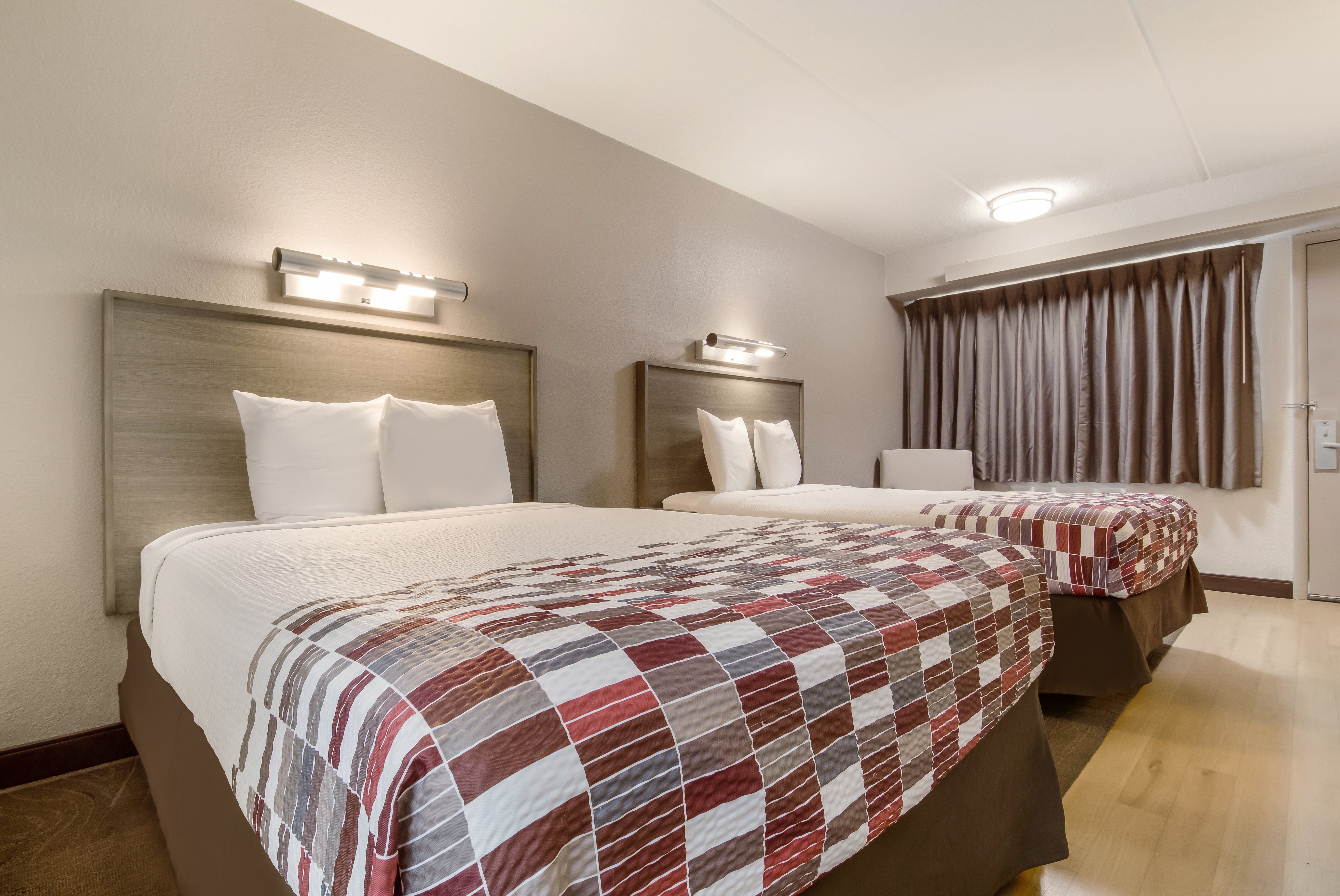 RED ROOF DETROIT-FARMINGTING HILLS-guestroom-2 Full Beds.jpg