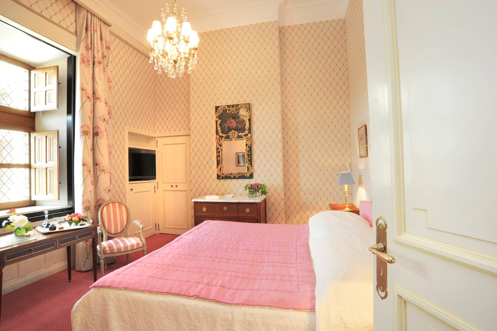 Chateau de la Treyne-guestroom-Deluxe Room.jpg