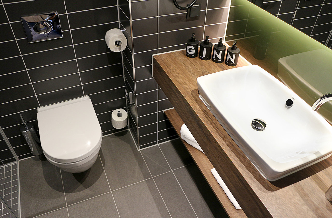 GINN CITY LOUNGE RAVENSBURG-guestroom-Bathroom.jpg