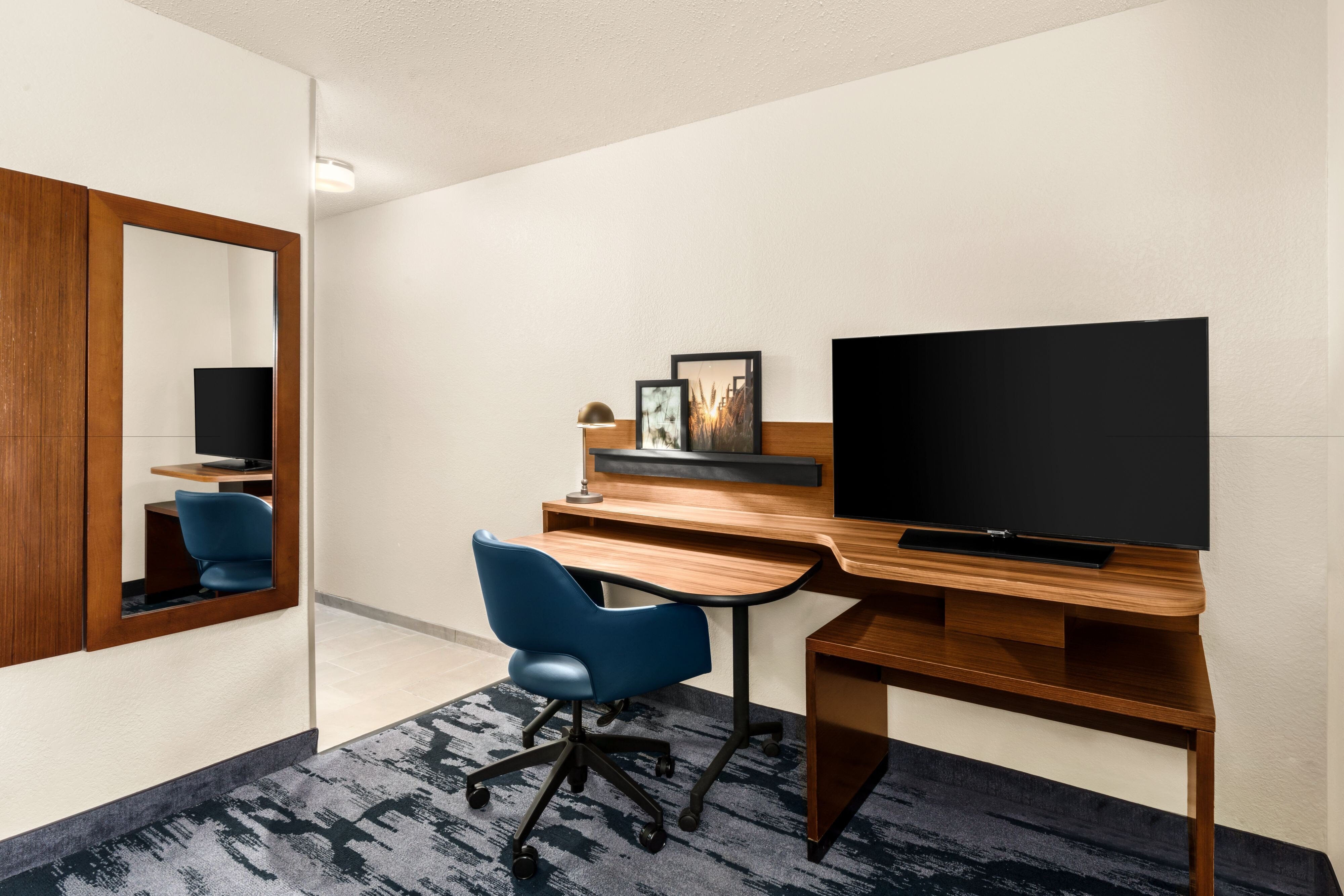 Executive King Suite - Desk Area