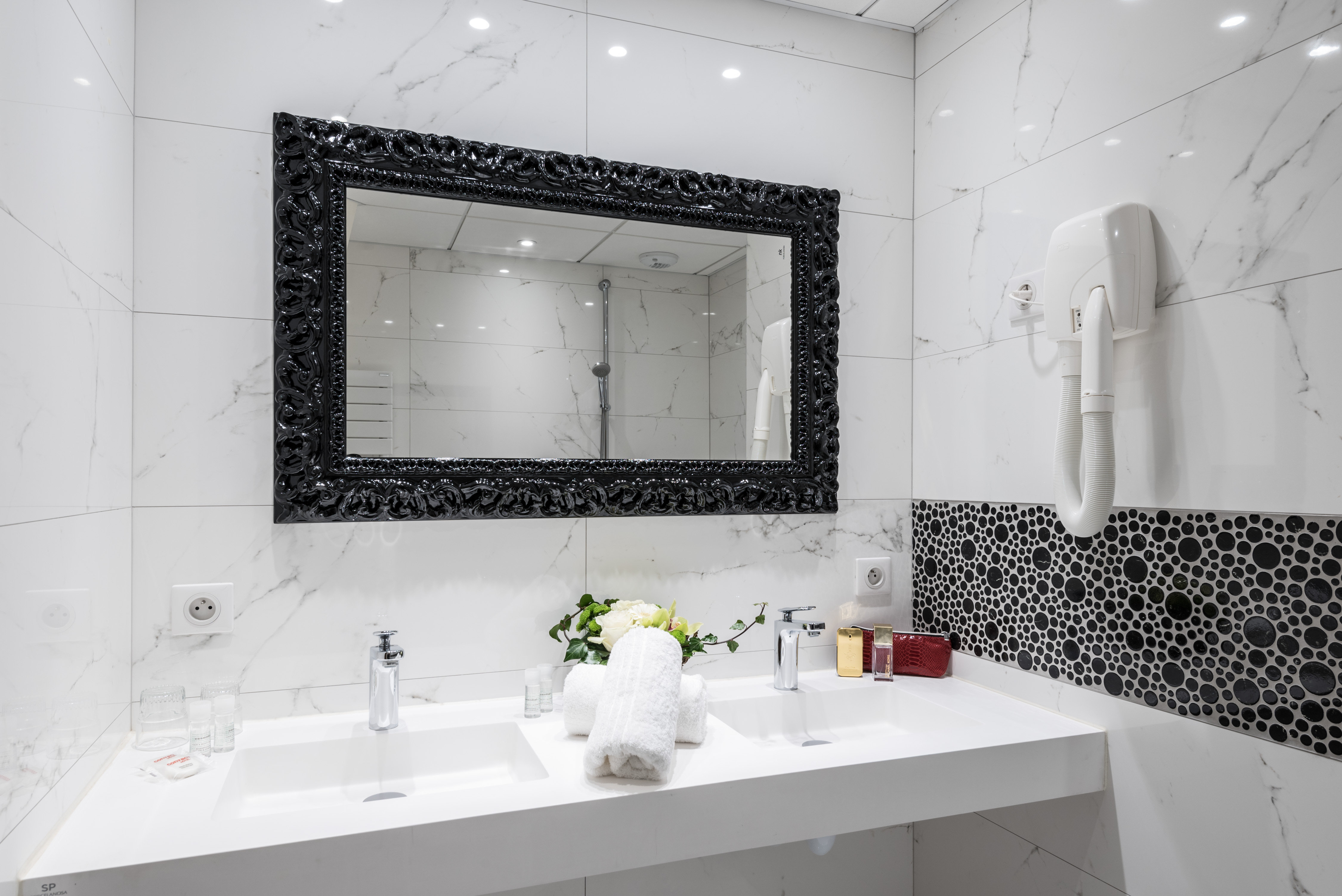 HOTEL BRISTOL MULHOUSE-guestroom-BATHROOM.jpg