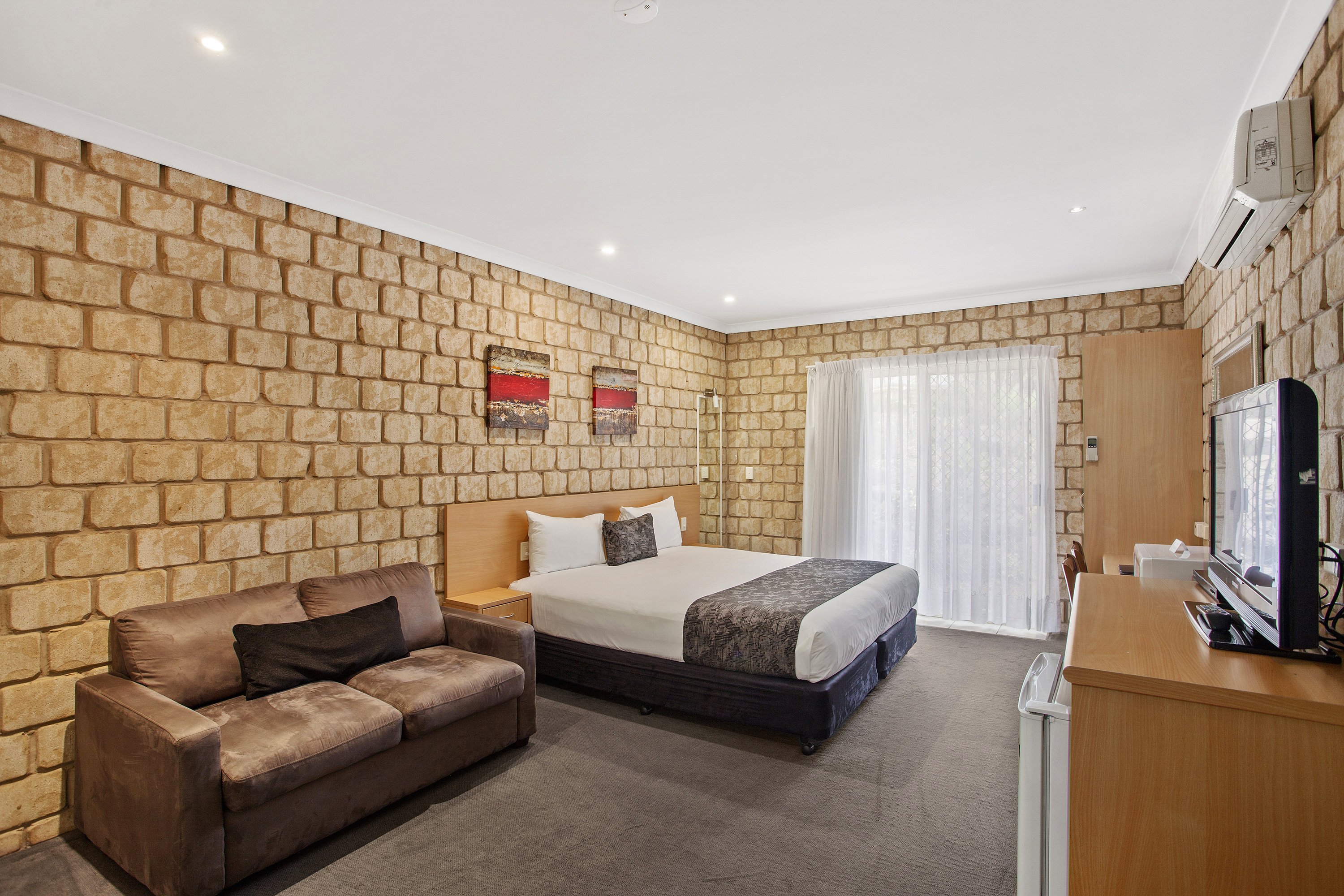 GREAT DIVIDE MOTOR INN-guestroom-Great Divide Motor Inn - King Room.jpg
