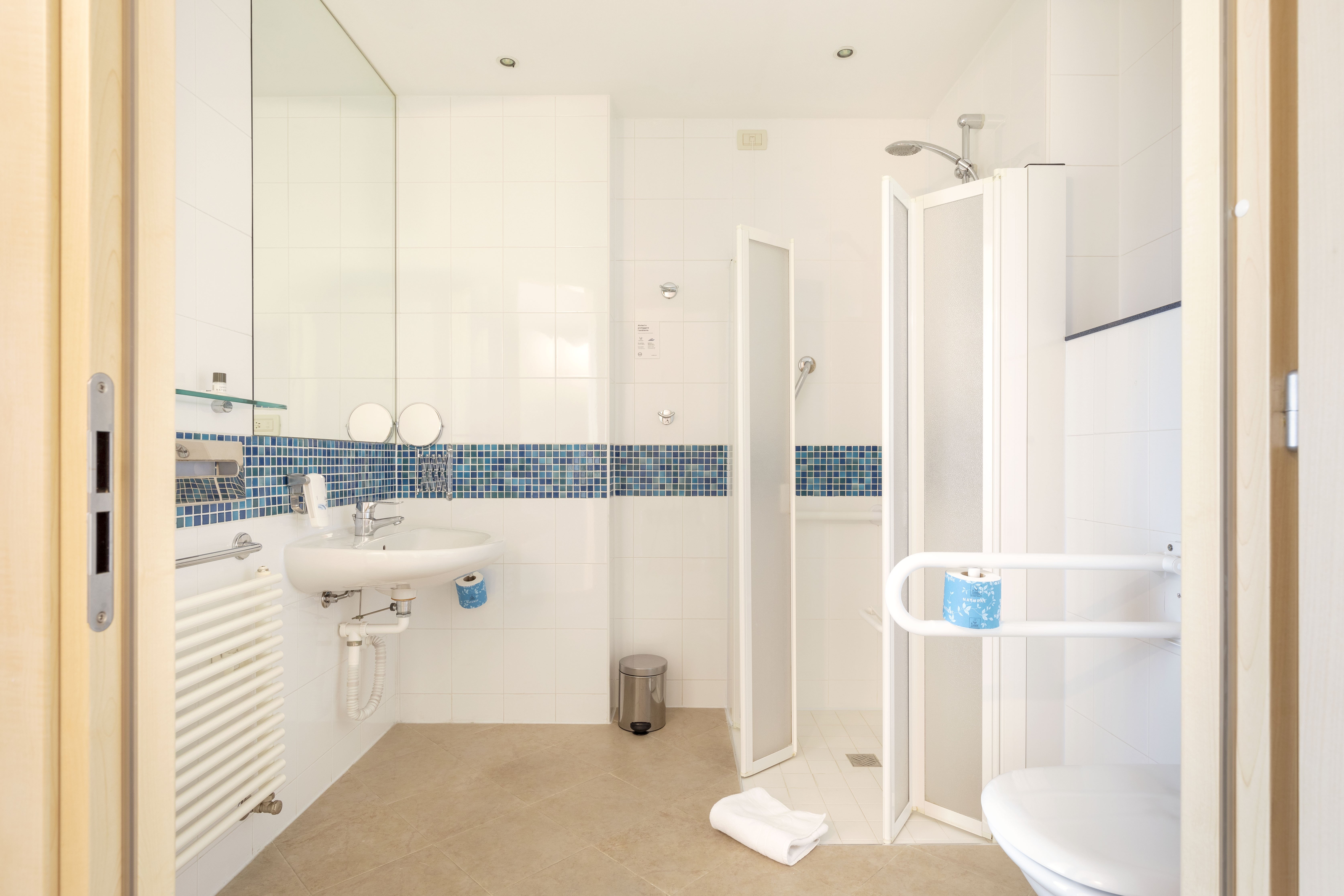 B-B HOTEL CHERASCO LANGHE-guestroom-BATHROOM.jpg
