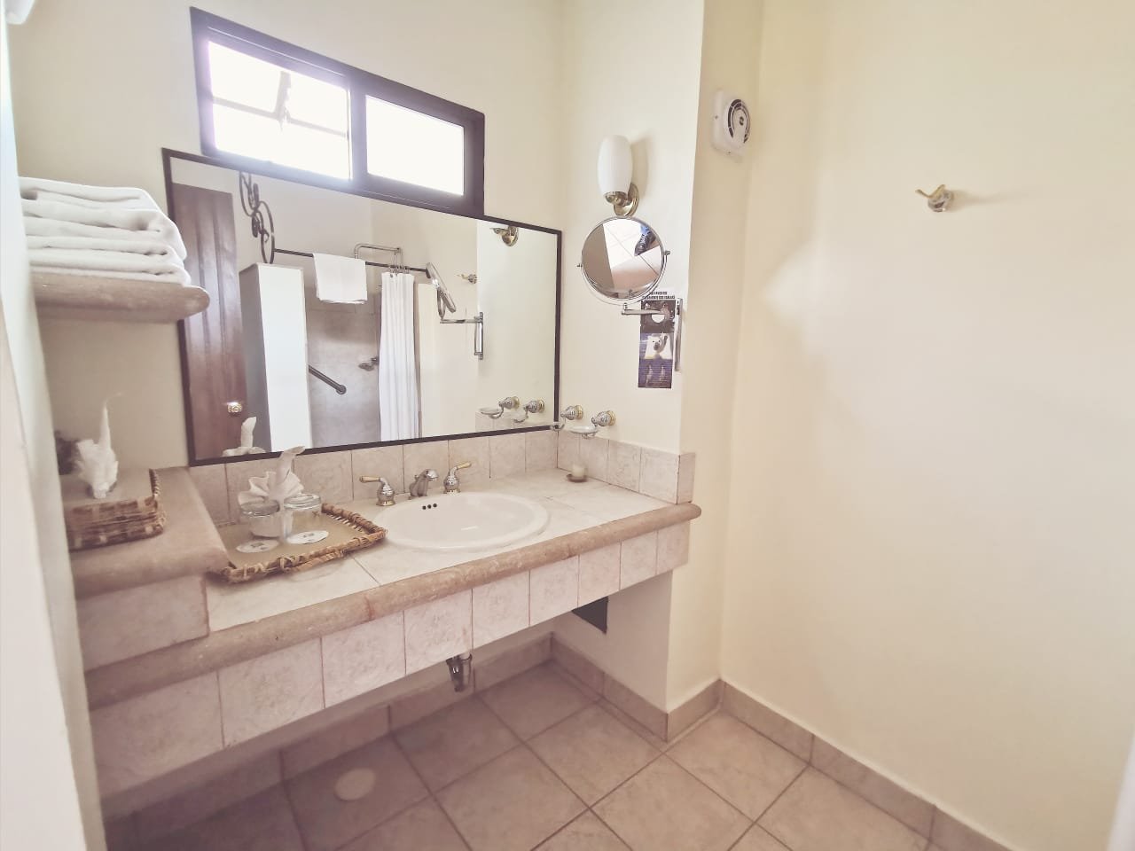 HACIENDA LOS LAURELES SPA-guestroom-Deluxebathmel.jpg
