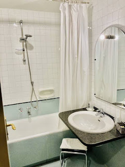 HOTEL DEI CONGRESSI-guestroom-BATHROOM.jpg