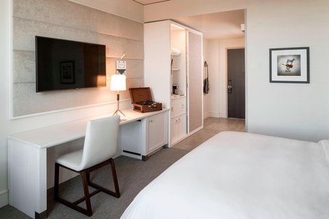 THE ELIZABETH HOTEL - Photo 9