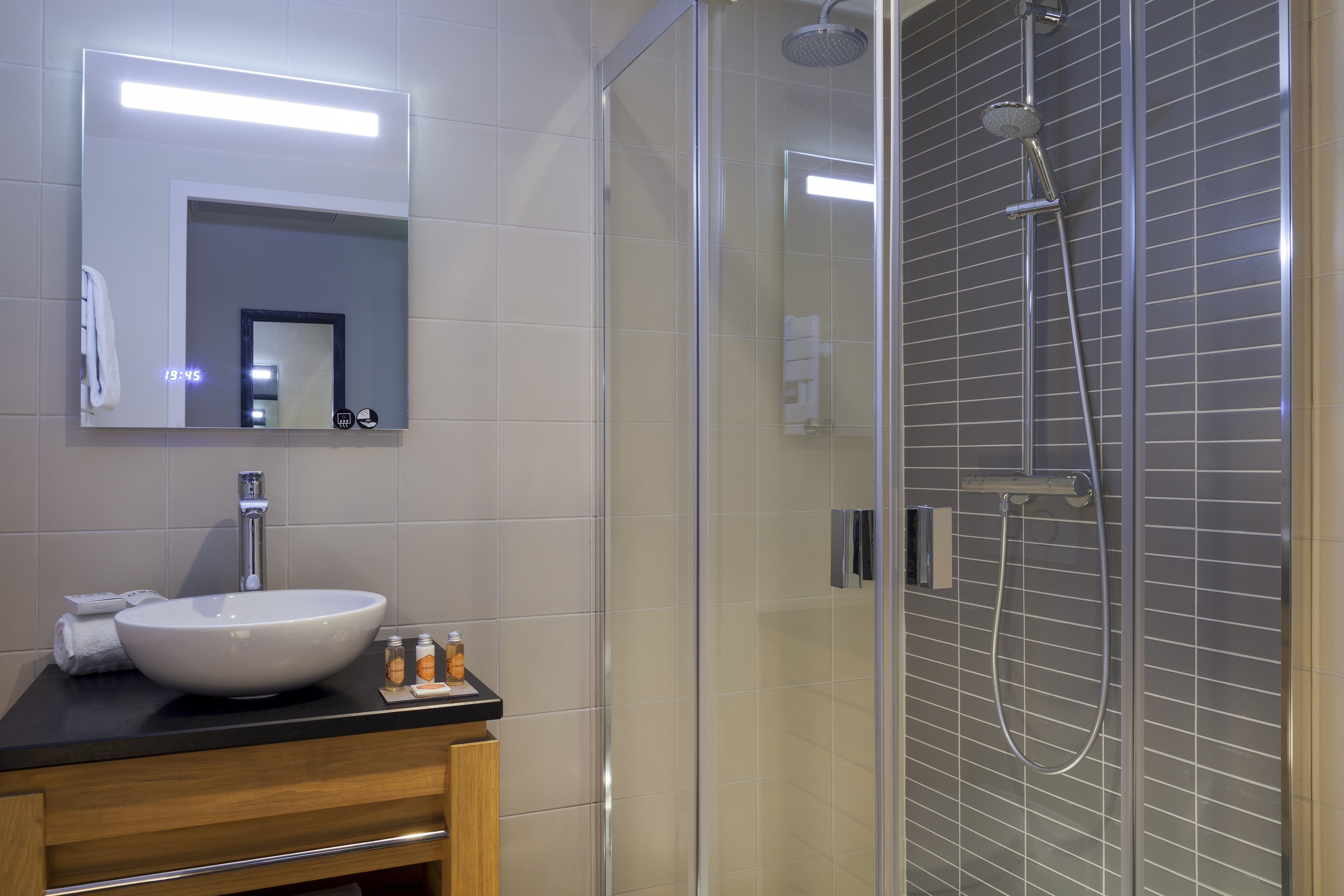 HOTEL LES FLOTS-guestroom-Standard room.jpg
