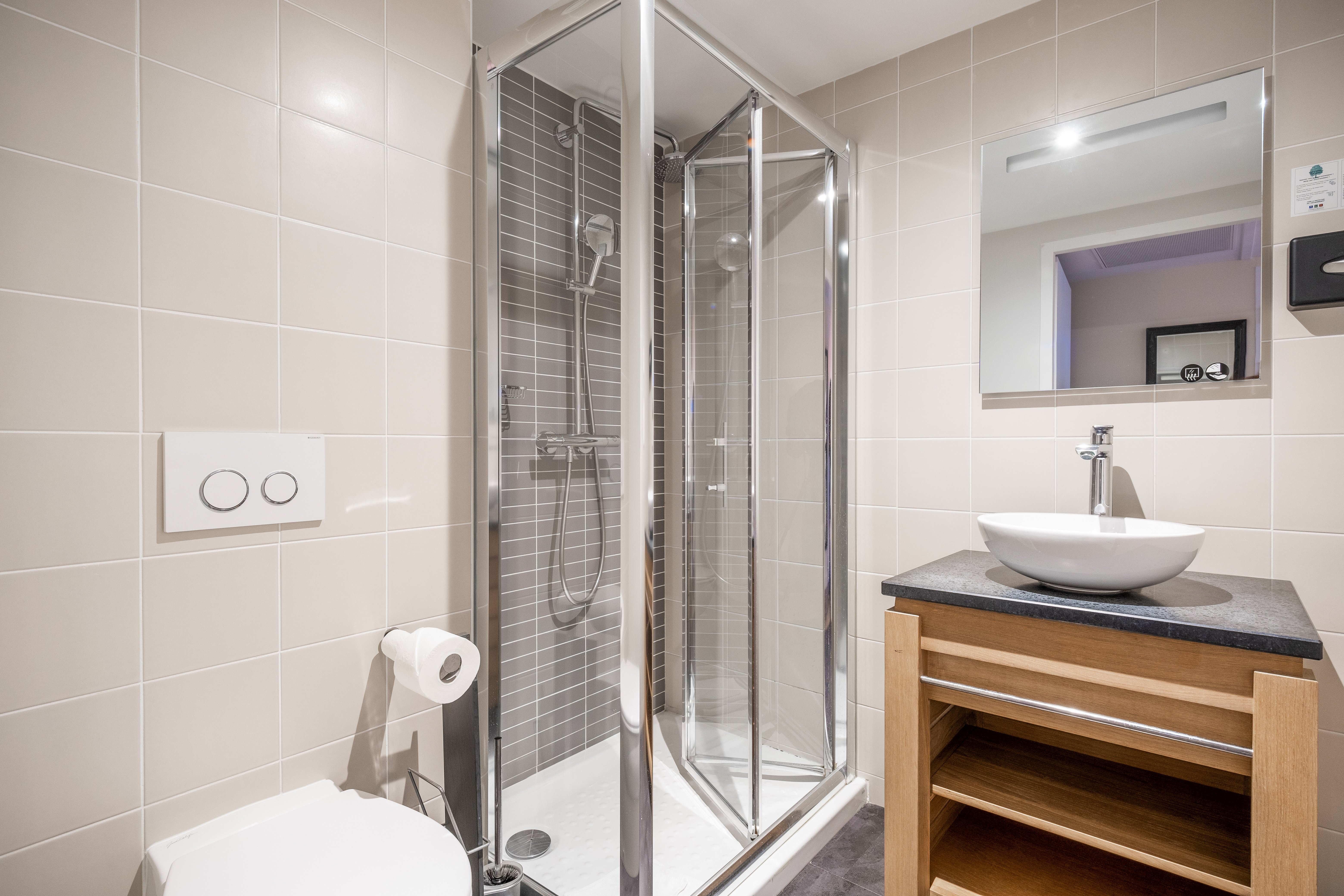 HOTEL LES FLOTS-guestroom-bathroom.jpg