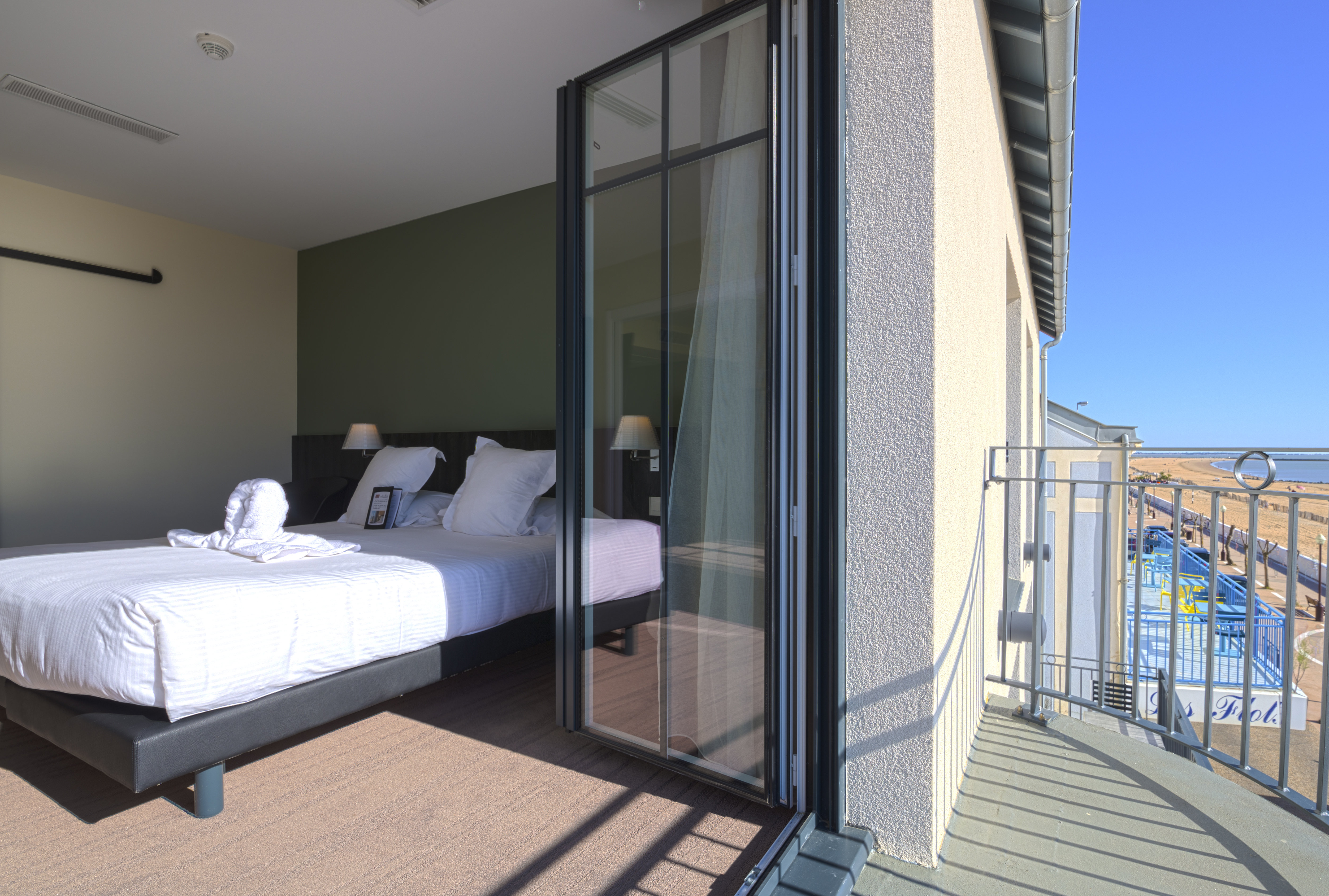 HOTEL LES FLOTS-guestroom-Suite.jpg