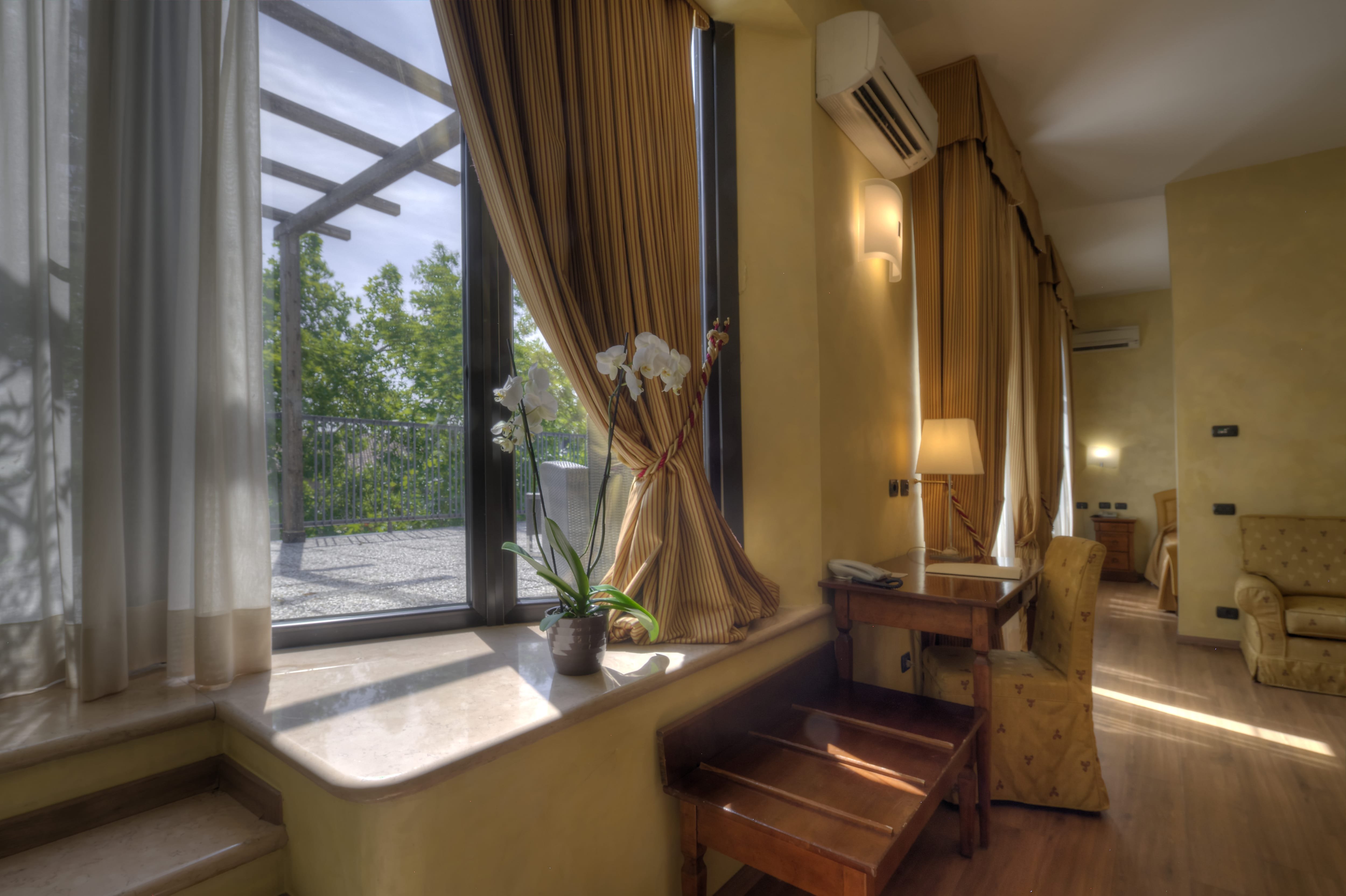 CENTRAL PARK HOTEL-guestroom-JUNIOR SUITE.jpg