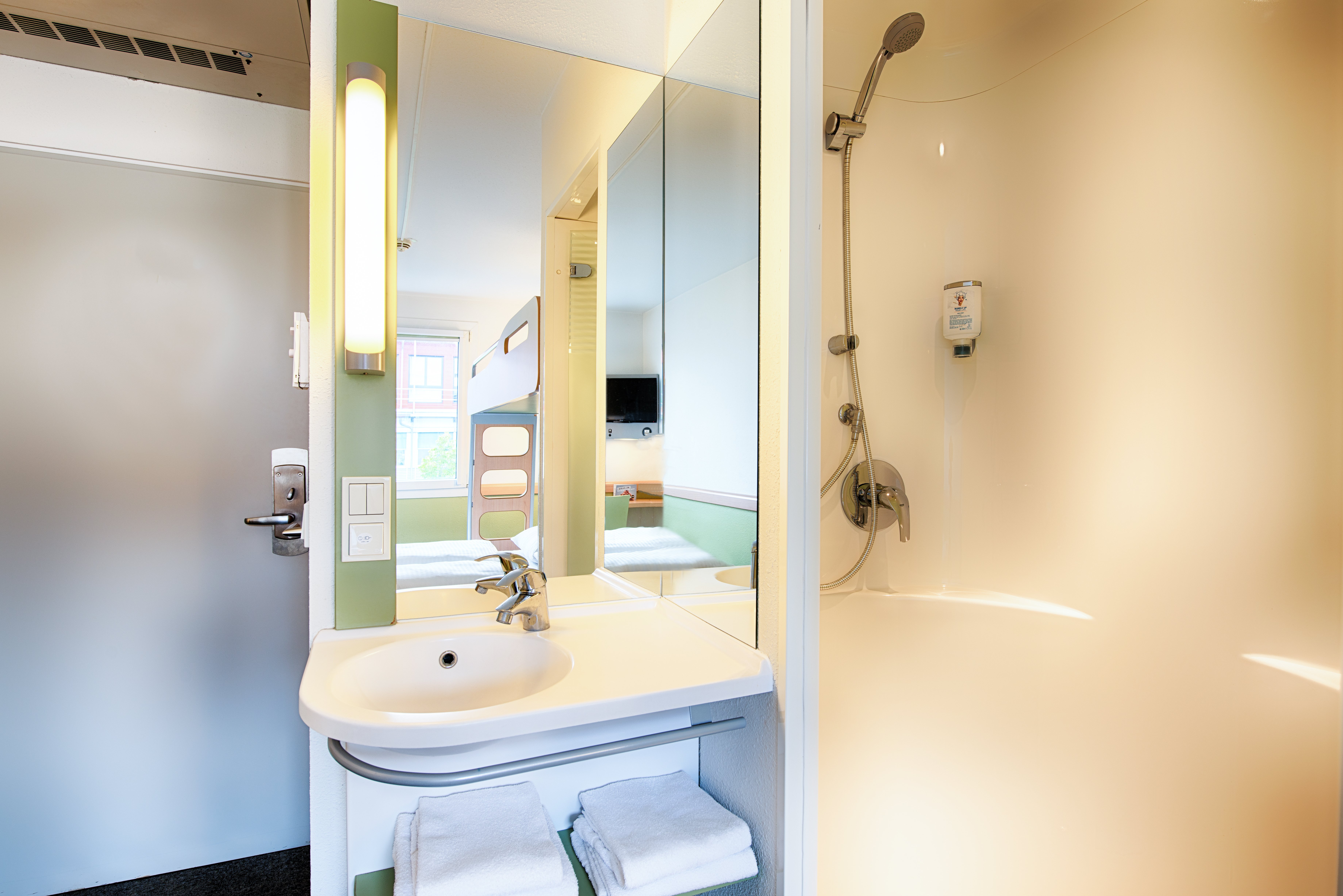 B&B HOTEL MUNCHEN-GARCHING-guestroom-GUEST ROOM BATH.jpg
