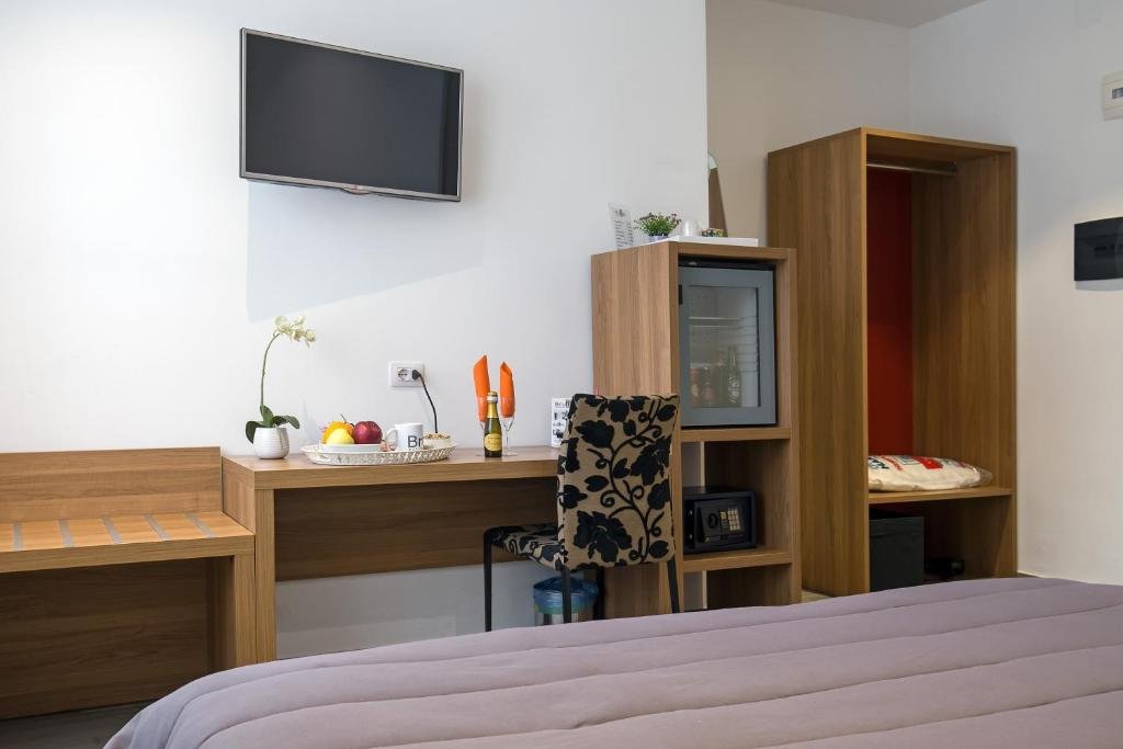 HOTEL BRUMAN SALERNO-guestroom-GUEST ROOM.jpg