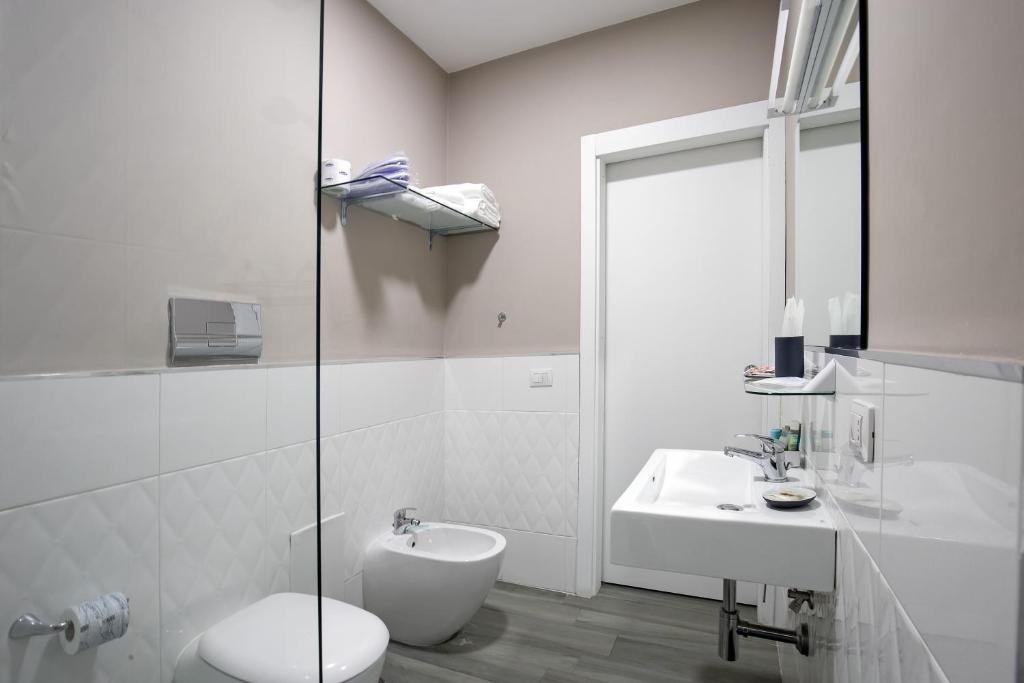 HOTEL BRUMAN SALERNO-guestroom-BATHROOM.jpg