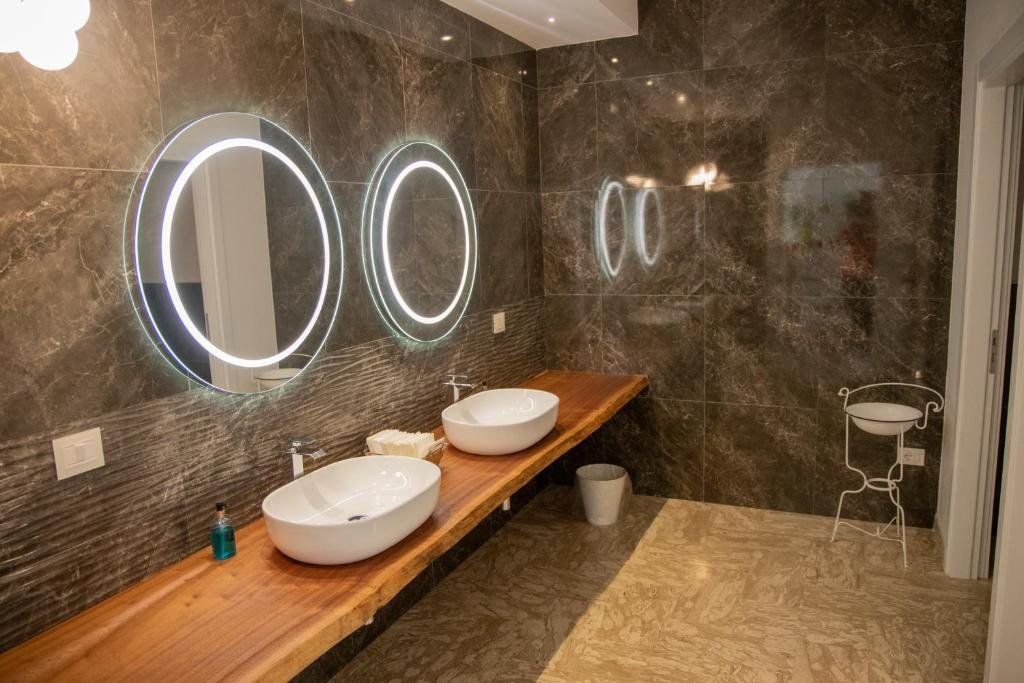 HOTEL ADRIATICO-guestroom-BATHROOM.jpg