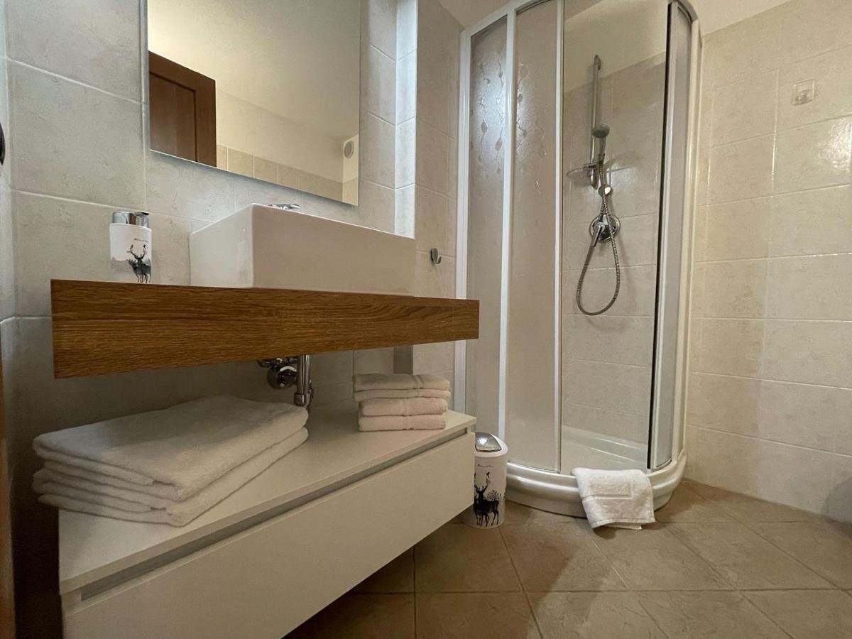 IL CERVO MOUNTAIN APARTMENT-guestroom-BATHROOM.jpg