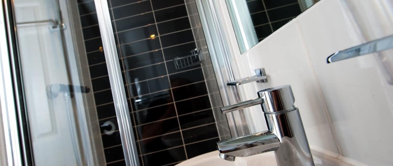 DOVER HOTEL-guestroom-Bathroom.jpg