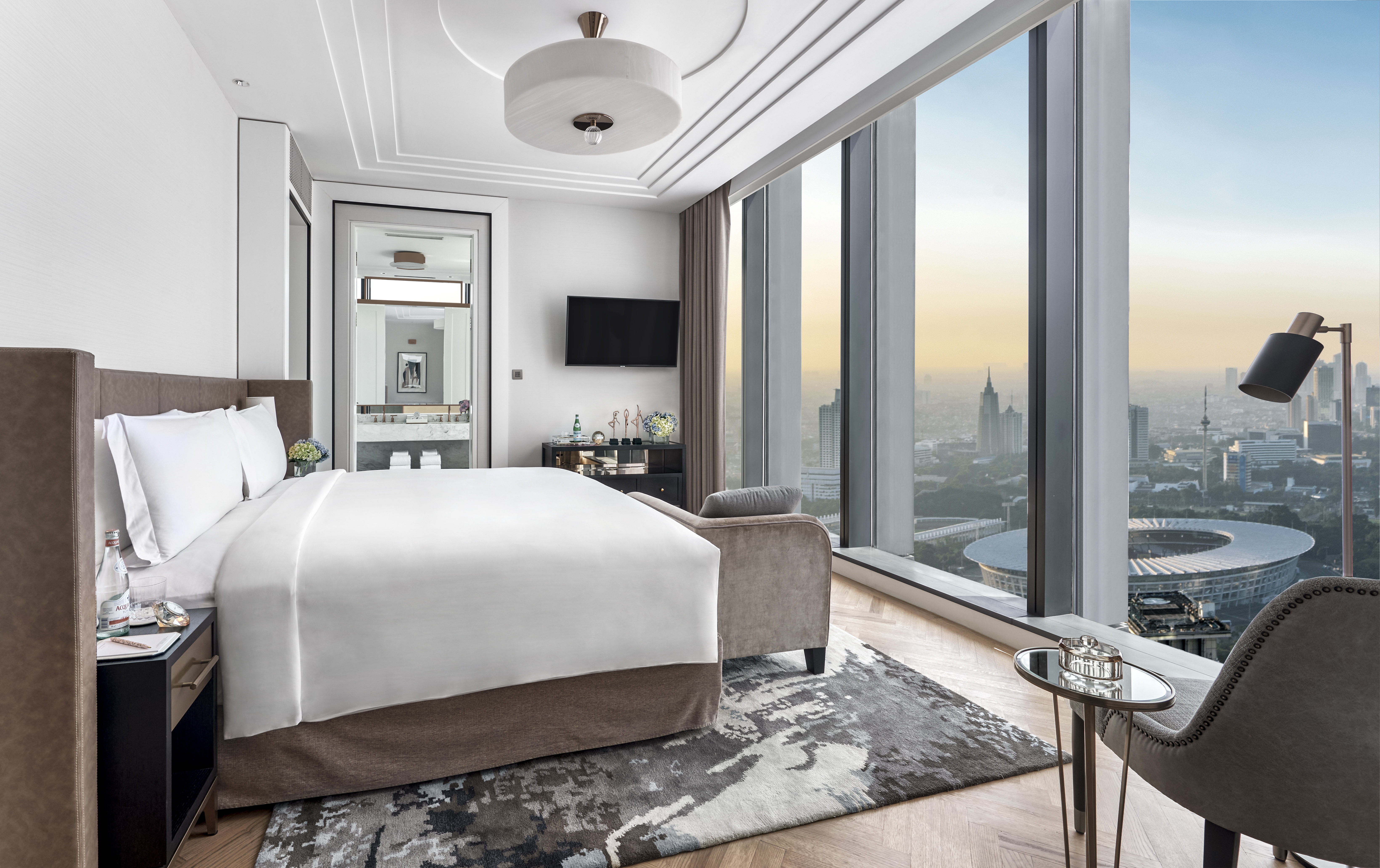 THE LANGHAM JAKARTA-guestroom-Executive Cityscape Bedroom.jpg