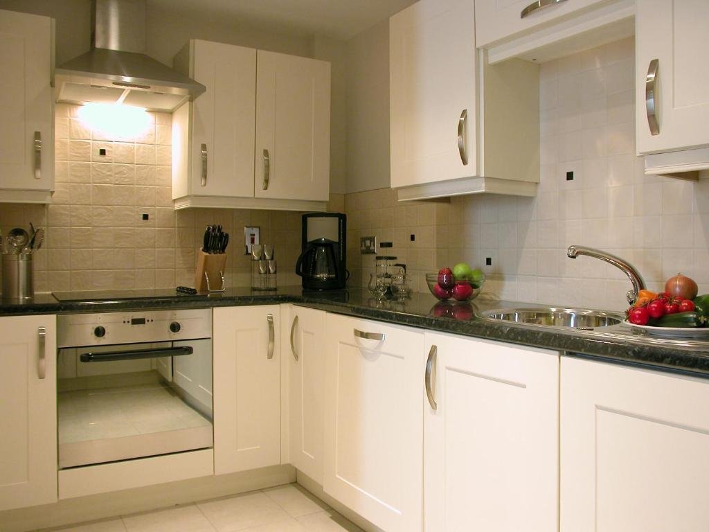 LIBERTY WHARF APARTMENTS-guestroom-One Bedroom Townside Deluxe and Standard Apartment Kitchen.jpg