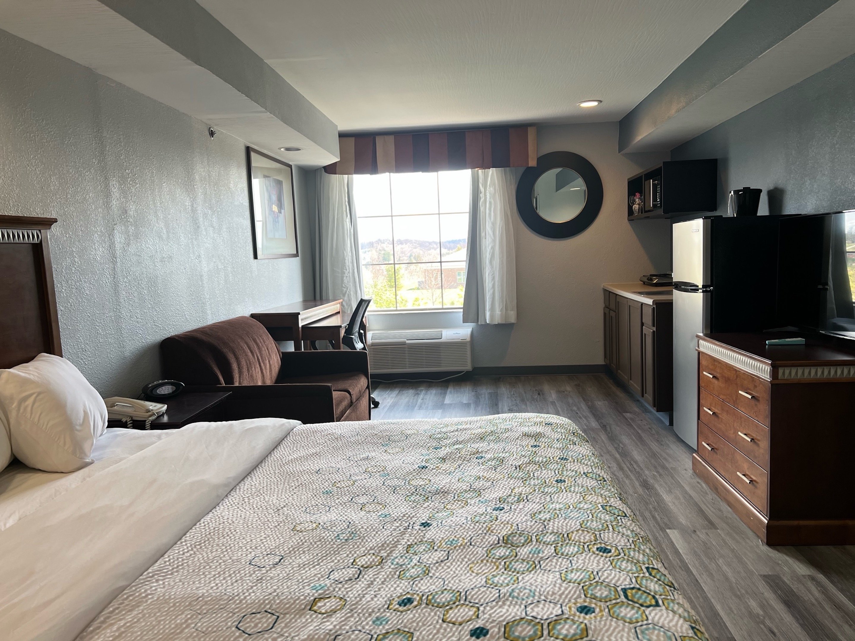 HOMETOWNE STUDIOS WASHINGTON-guestroom-Suite King.jpg