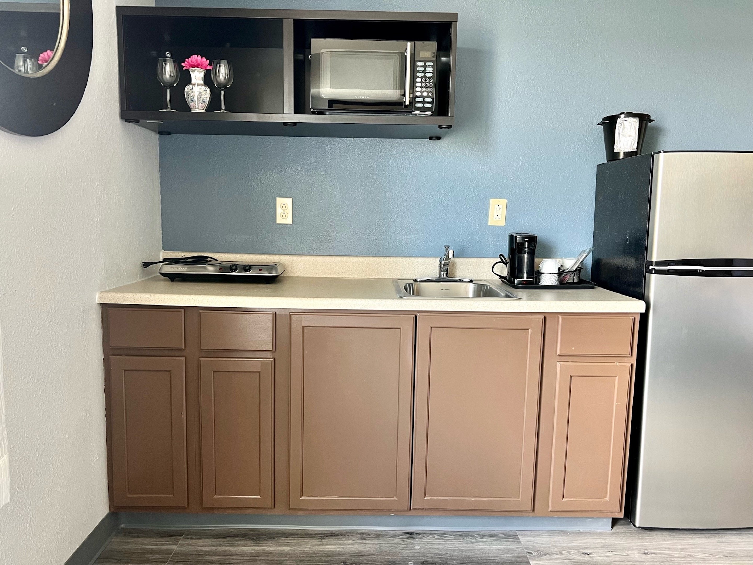 HOMETOWNE STUDIOS WASHINGTON-guestroom-Suite King Kitchenette.jpg