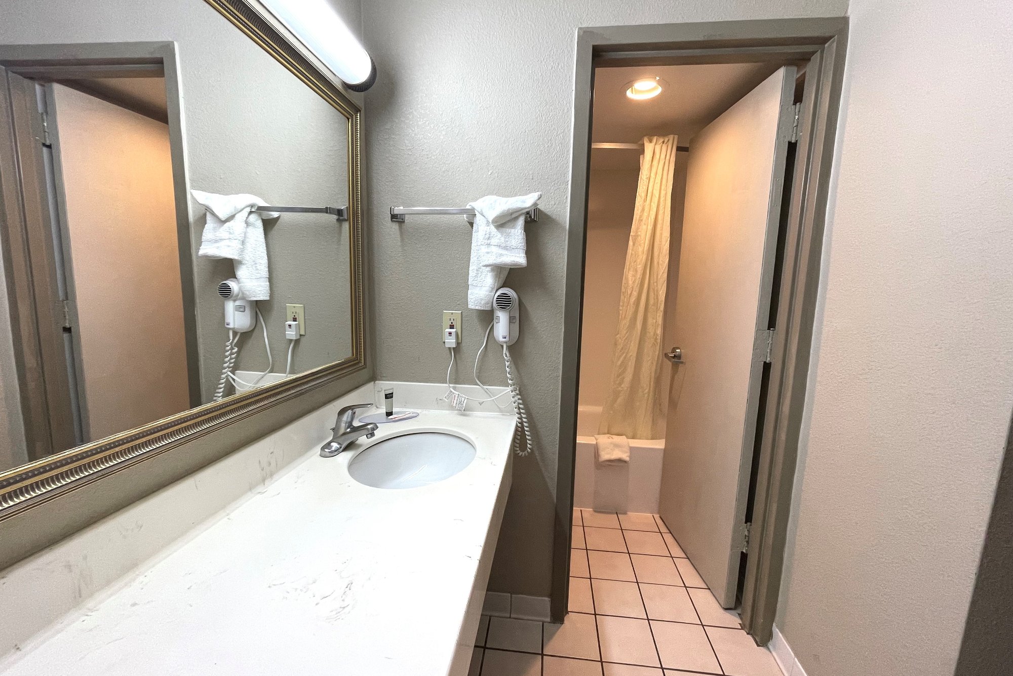 RED CARPET INN TAKOMA PARK-guestroom-RMDTP Bathroom.jpg