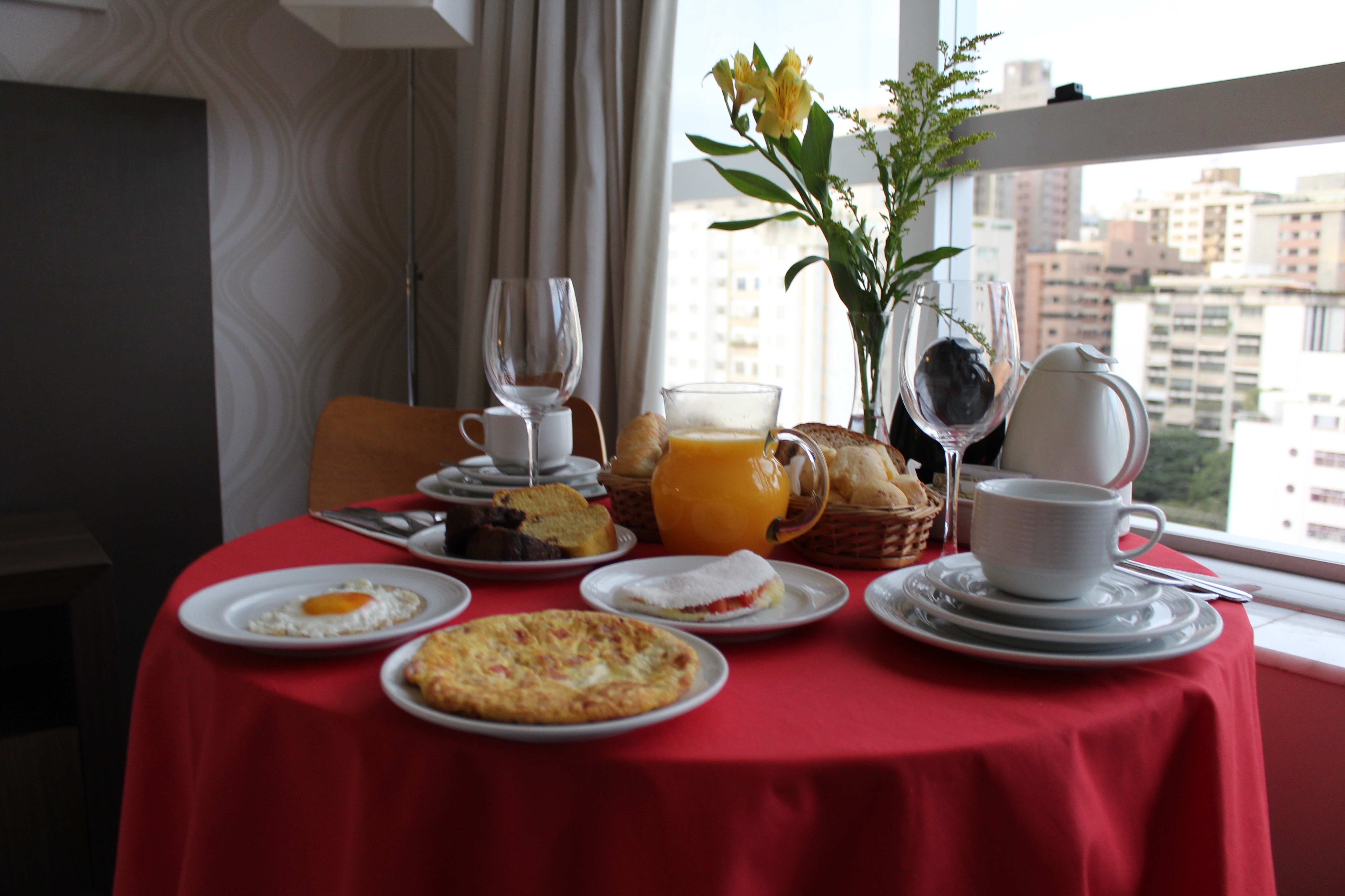 HOLIDAY INN BELO HORIZONTE SAV-guestroom-Room Service.jpg