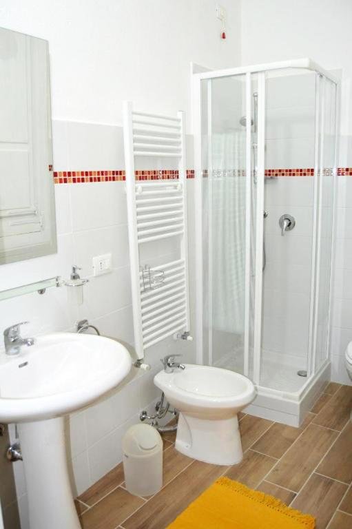 HOTEL BAYLLE-guestroom-BATHROOM.jpg