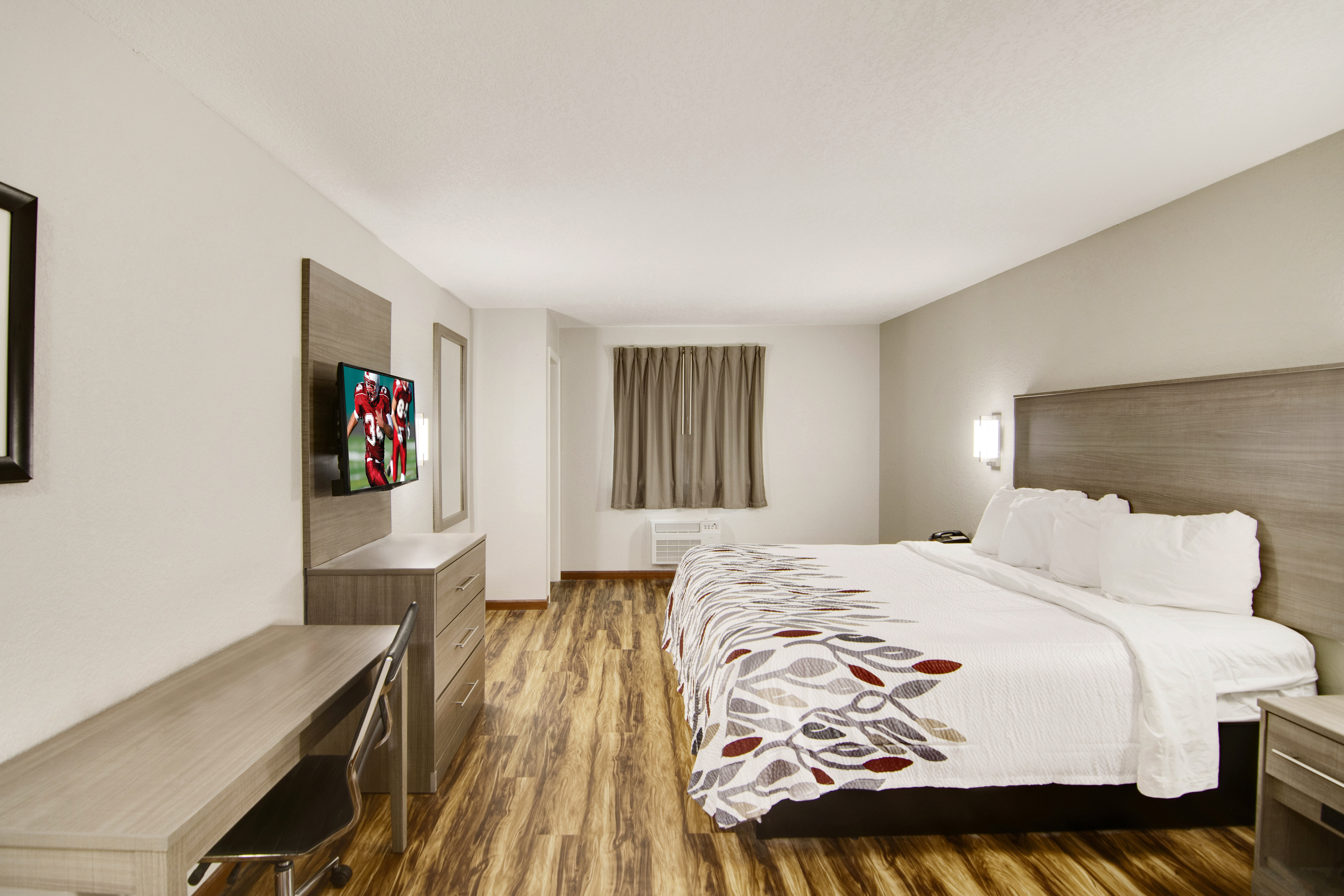 RED ROOF SUITES PENSACOLA-NAS CORRY-guestroom-D Deluxe King Kitchenette.jpg