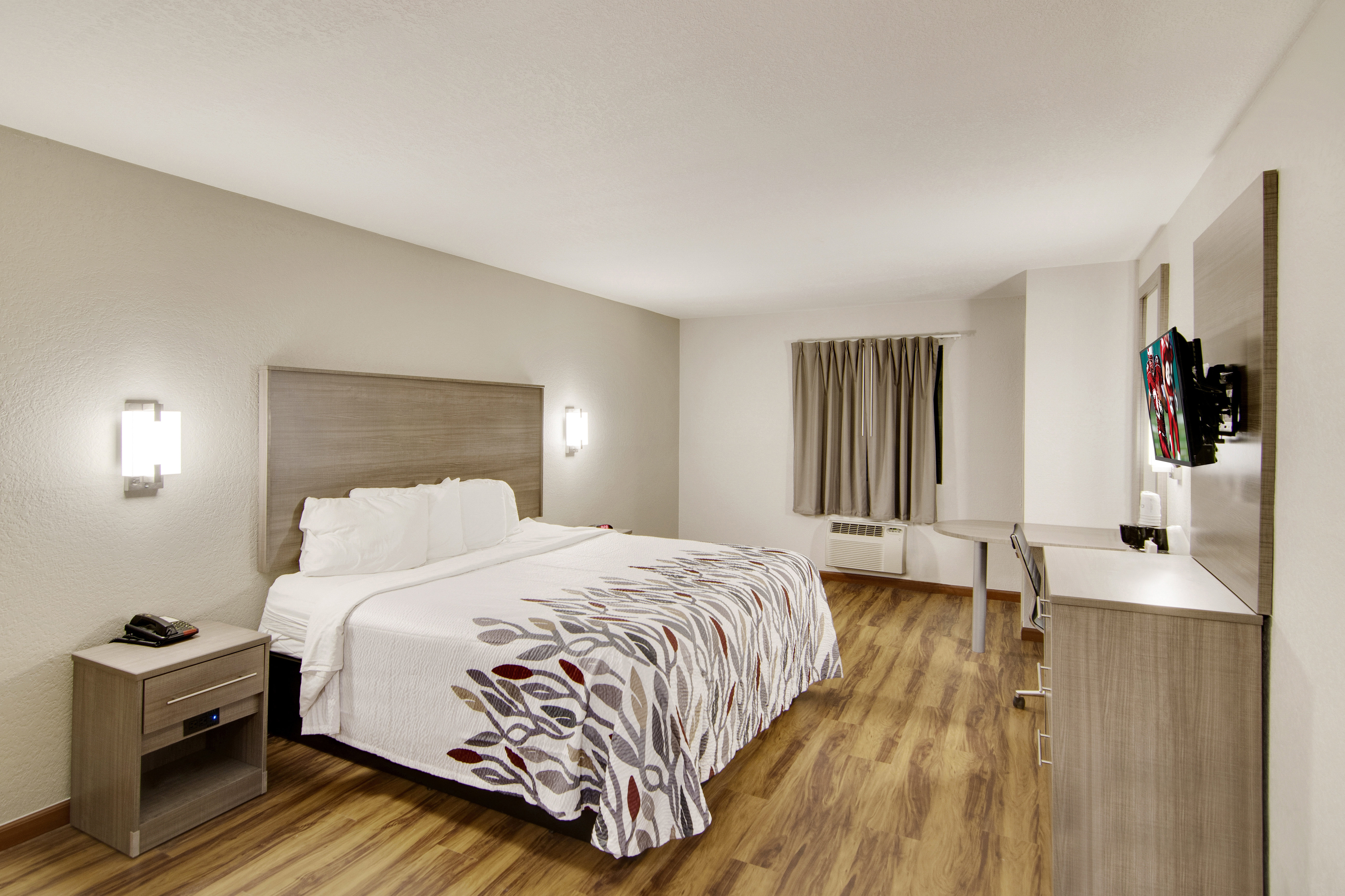 RED ROOF SUITES PENSACOLA-NAS CORRY-guestroom-Superior King.jpg
